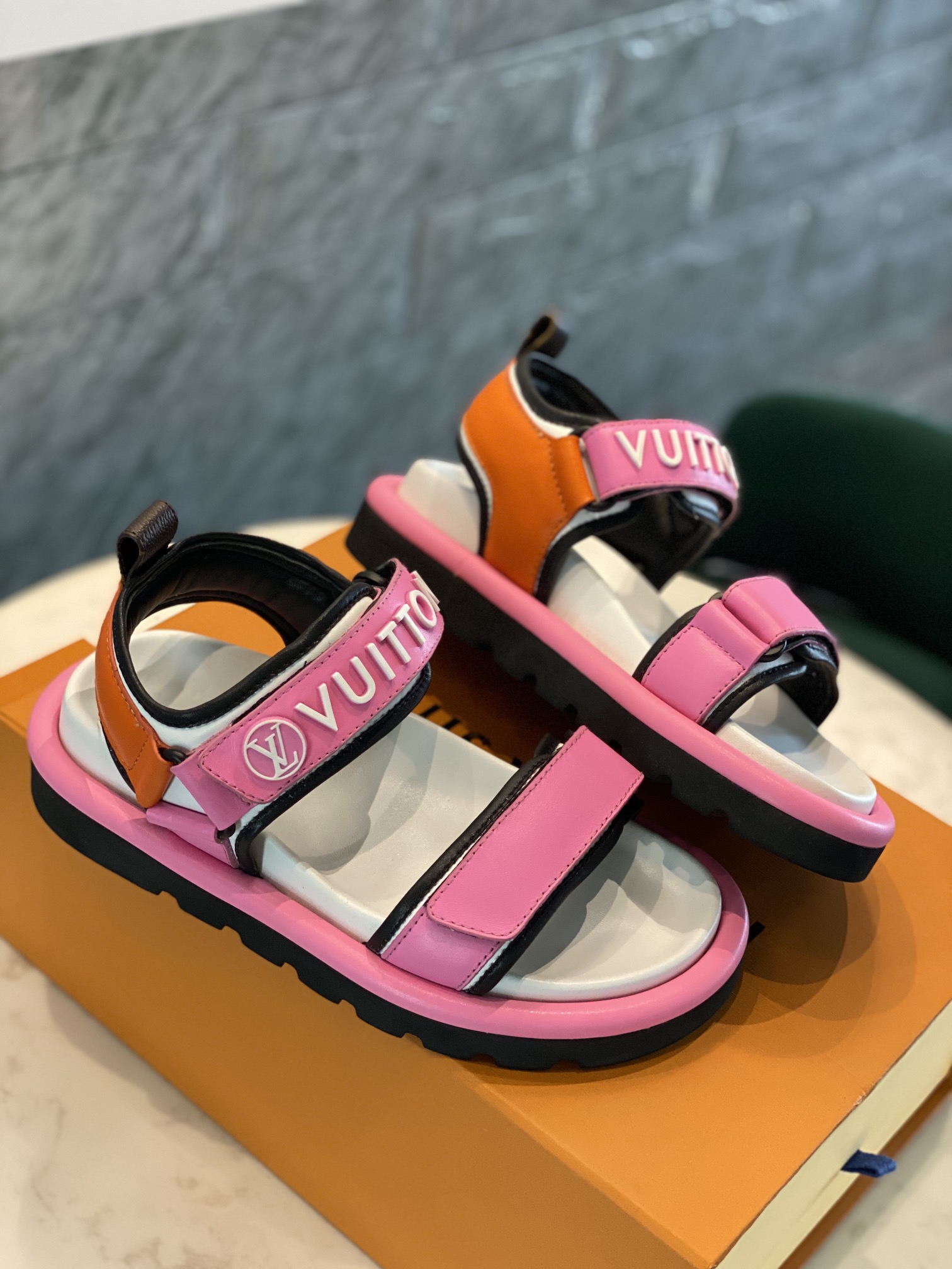 Louis Vuitton PASEO FLAT COMFORT SANDALS WOMEN 9 - vstockx