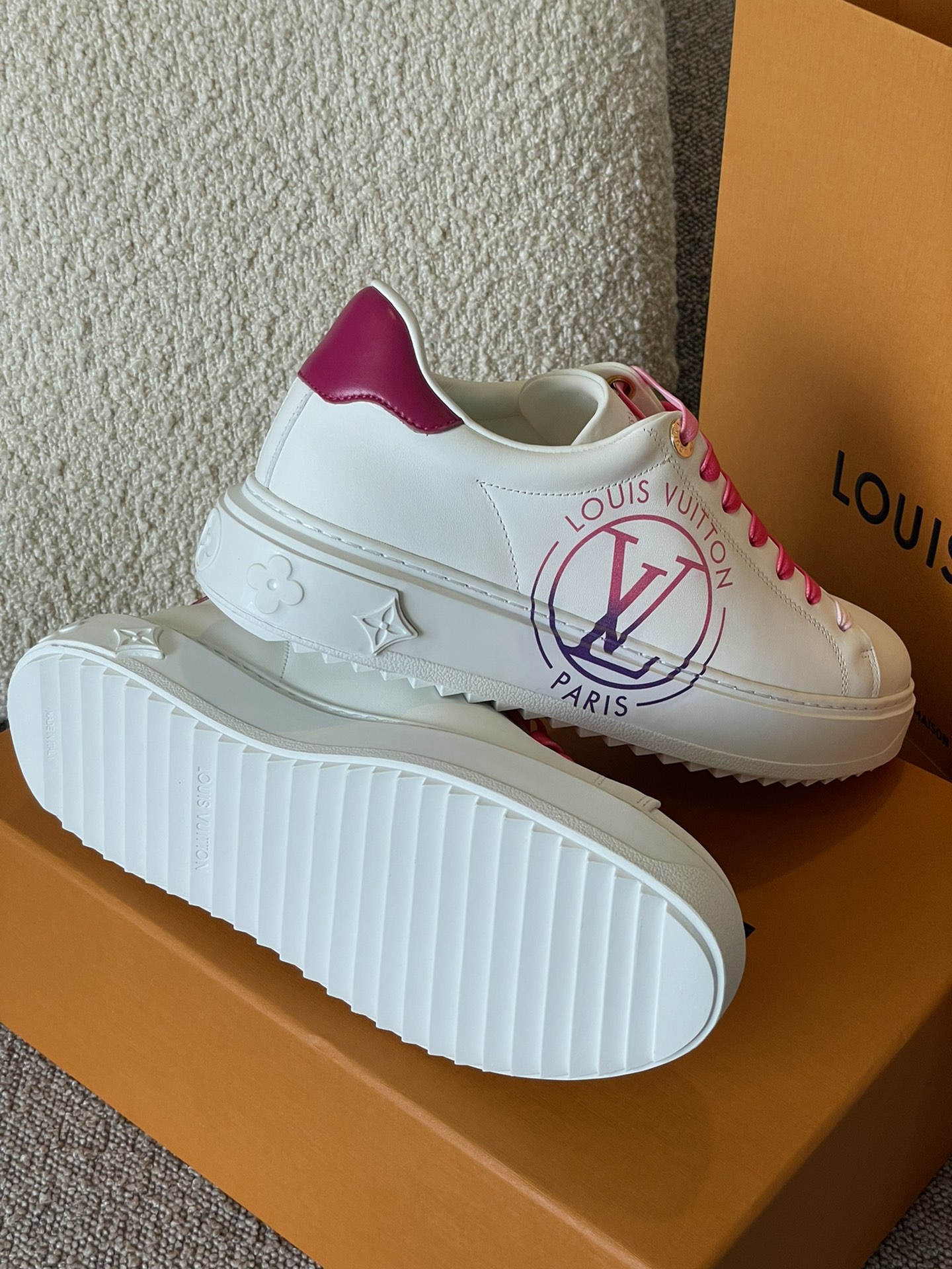Louis Vuitton TIME OUT TRAINERS 1 - vstockx