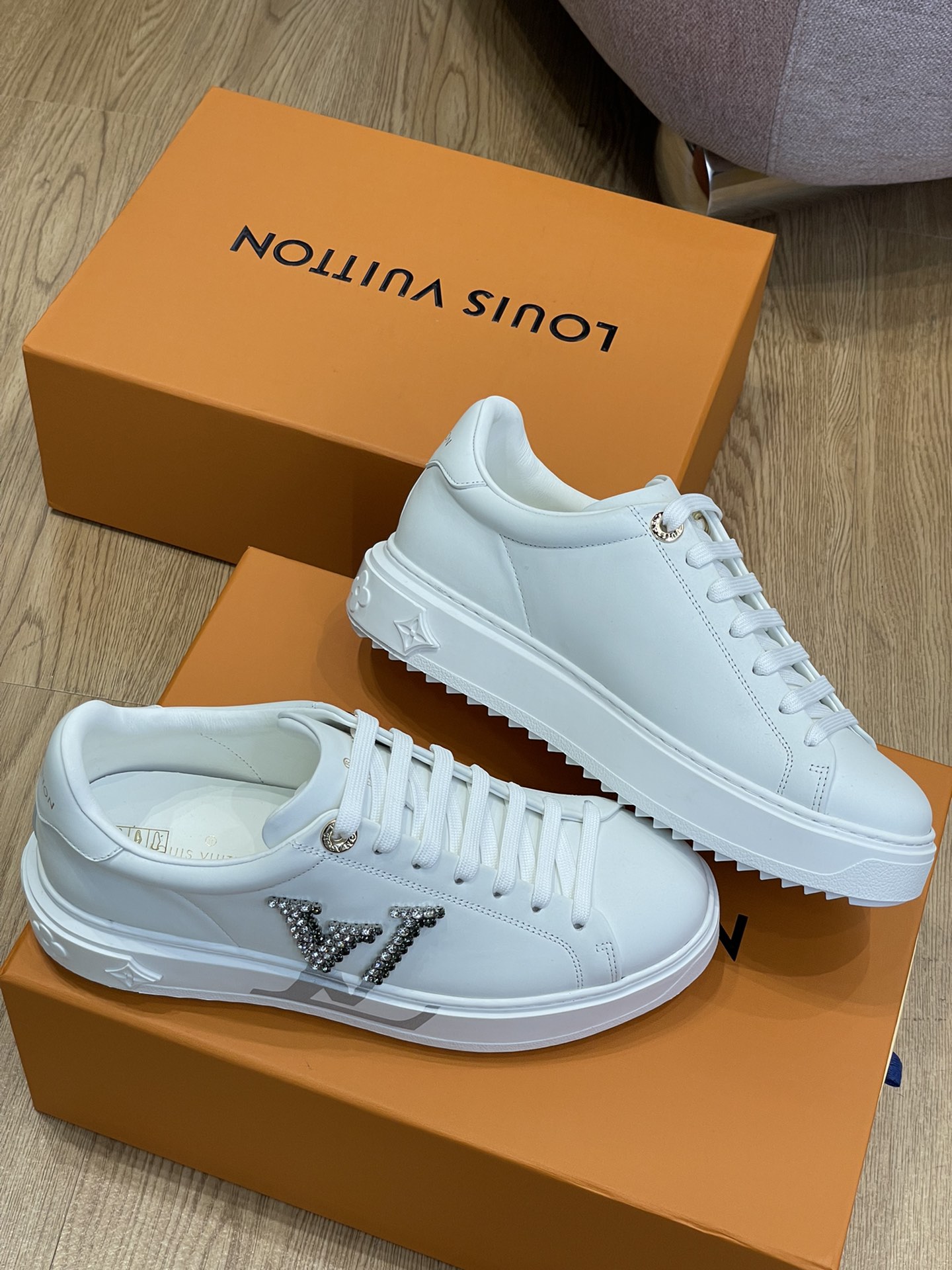Louis Vuitton TIME OUT TRAINERS 6 - vstockx