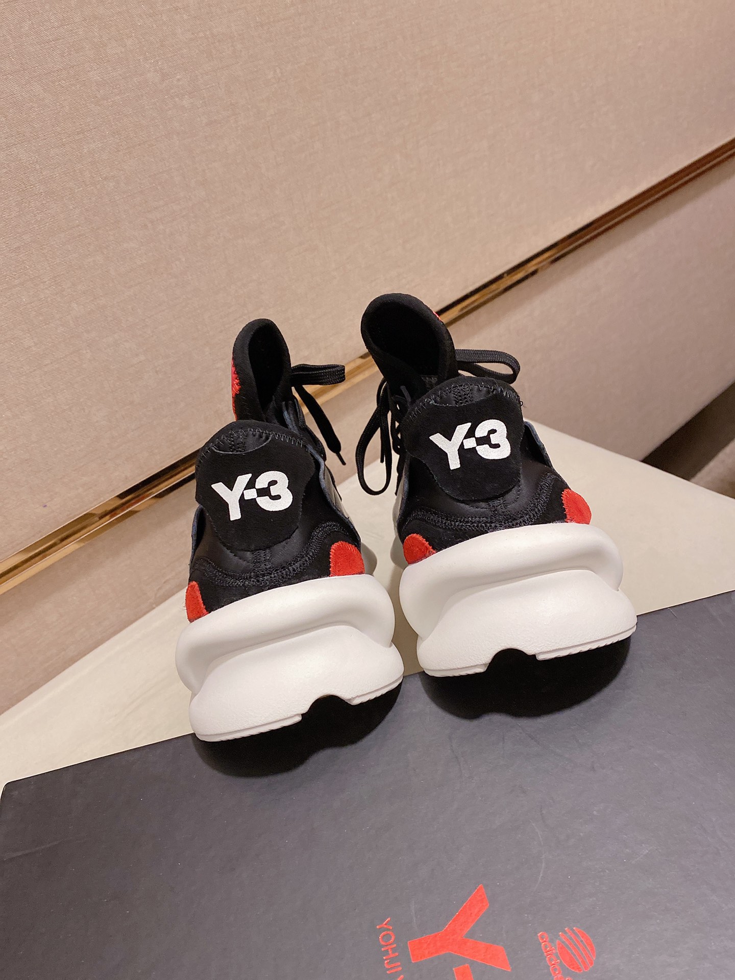 Y-3 Kaiwa Lace-Up Sneakers 19 - vstockx