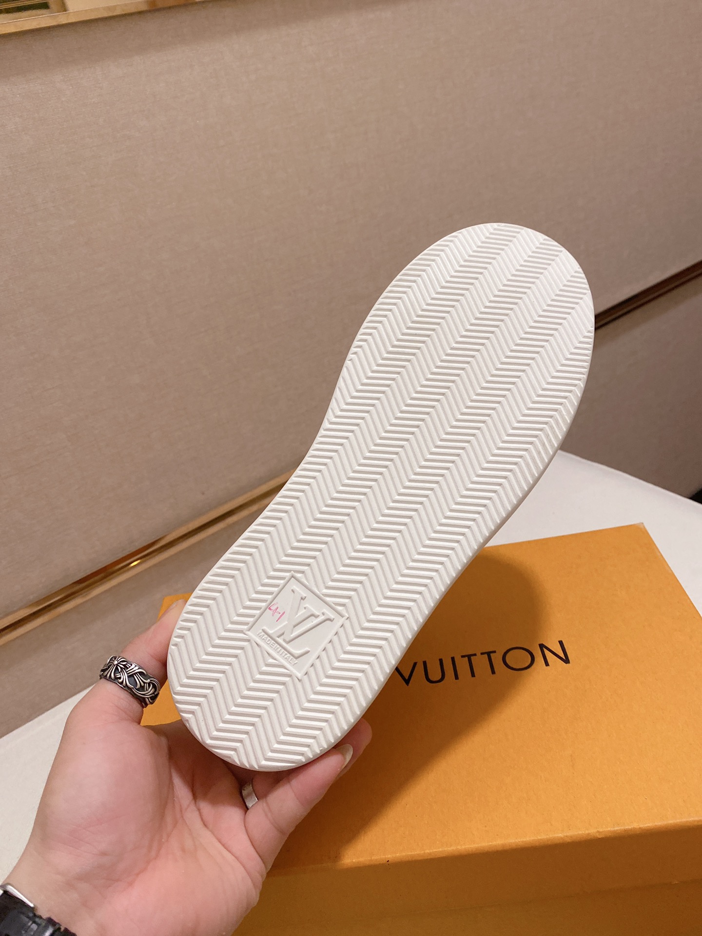 Louis Vuitton Low Top sneaker 122 - vstockx