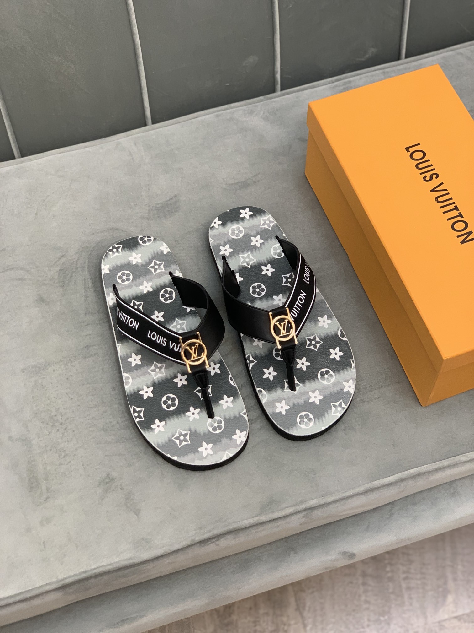 Louis Vuitton Slipper 43 - vstockx