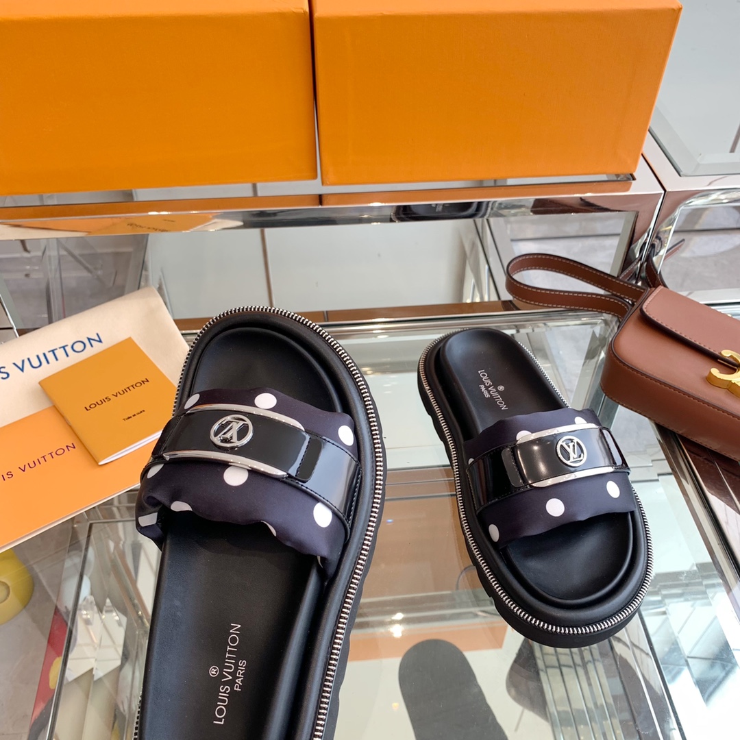 Louis Vuitton POOL PILLOW FLAT COMFORT MULES 4 - vstockx