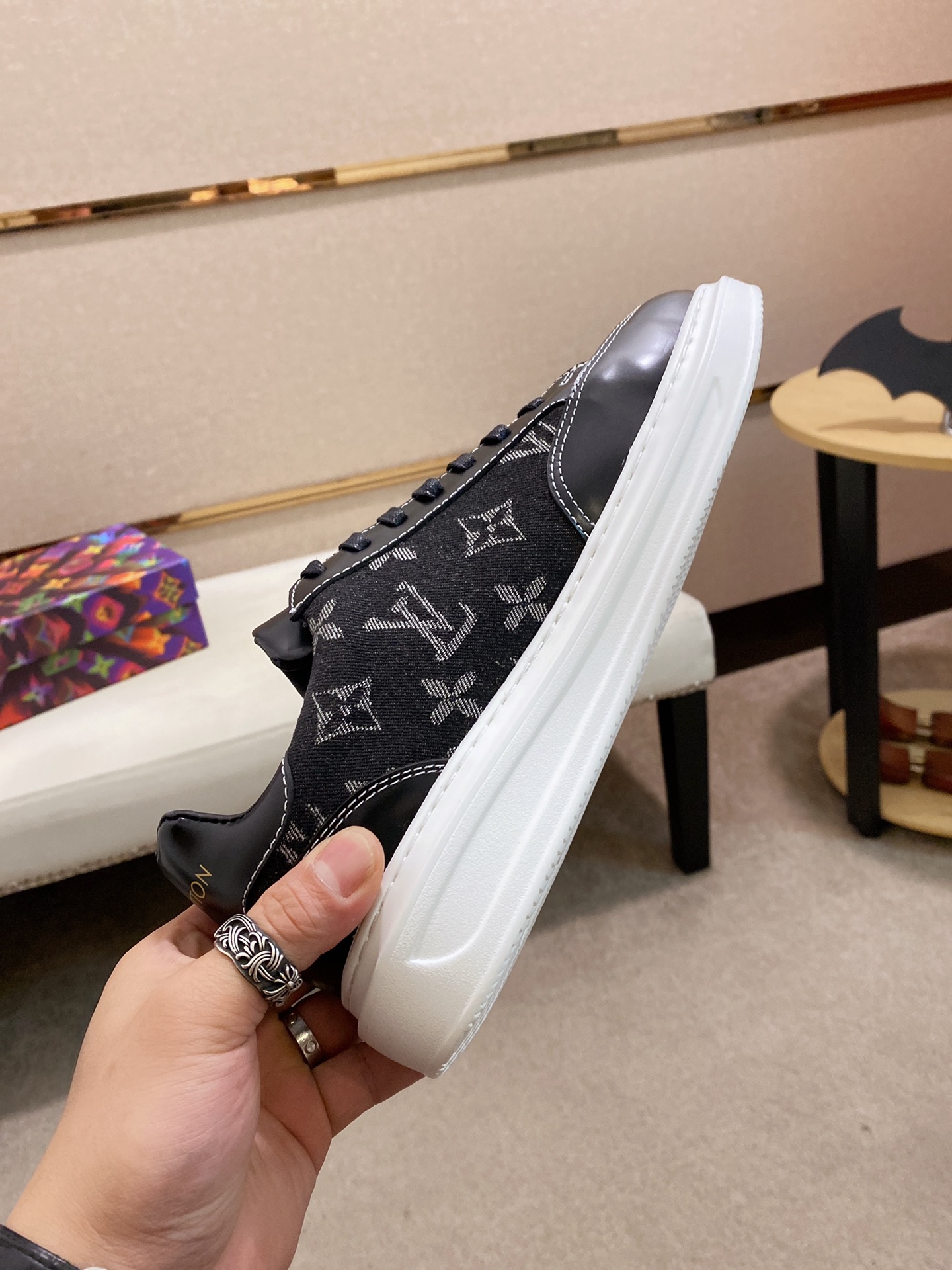 Louis Vuitton Low Top sneaker 107 - vstockx