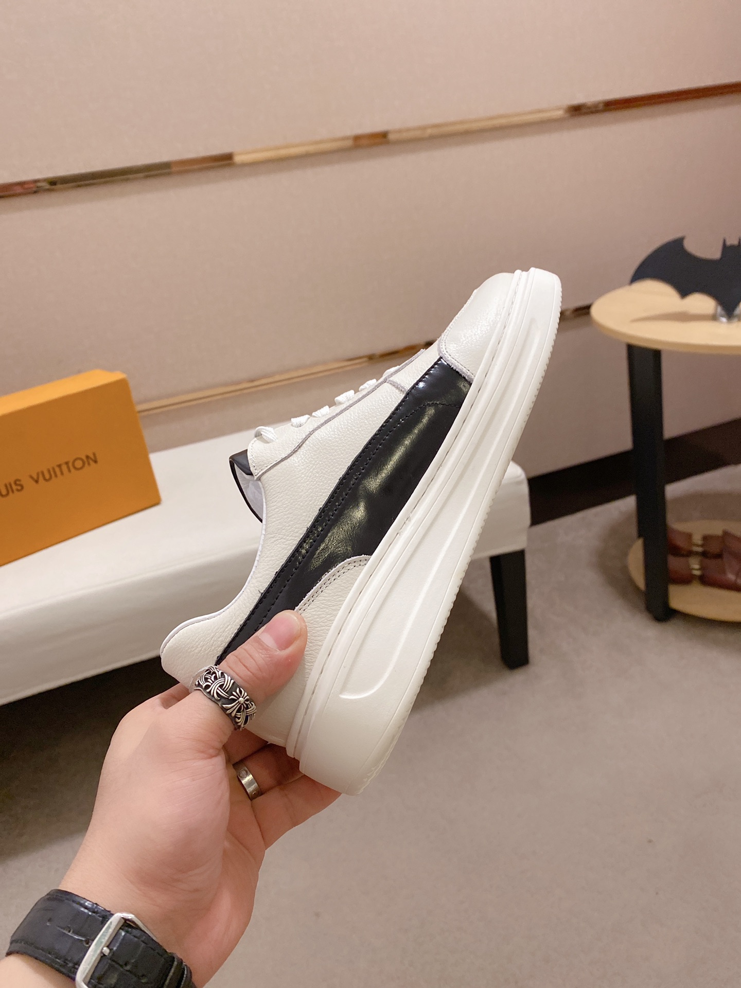 Louis Vuitton Low Top sneaker 124 - vstockx