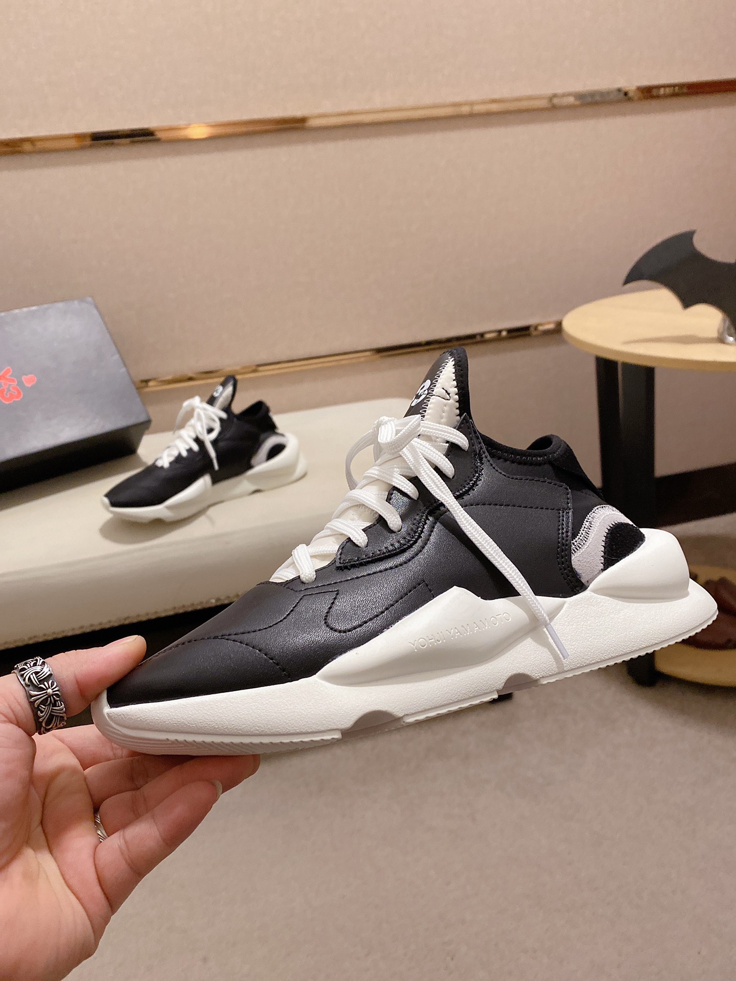 Y-3 Kaiwa Lace-Up Sneakers 24 - vstockx