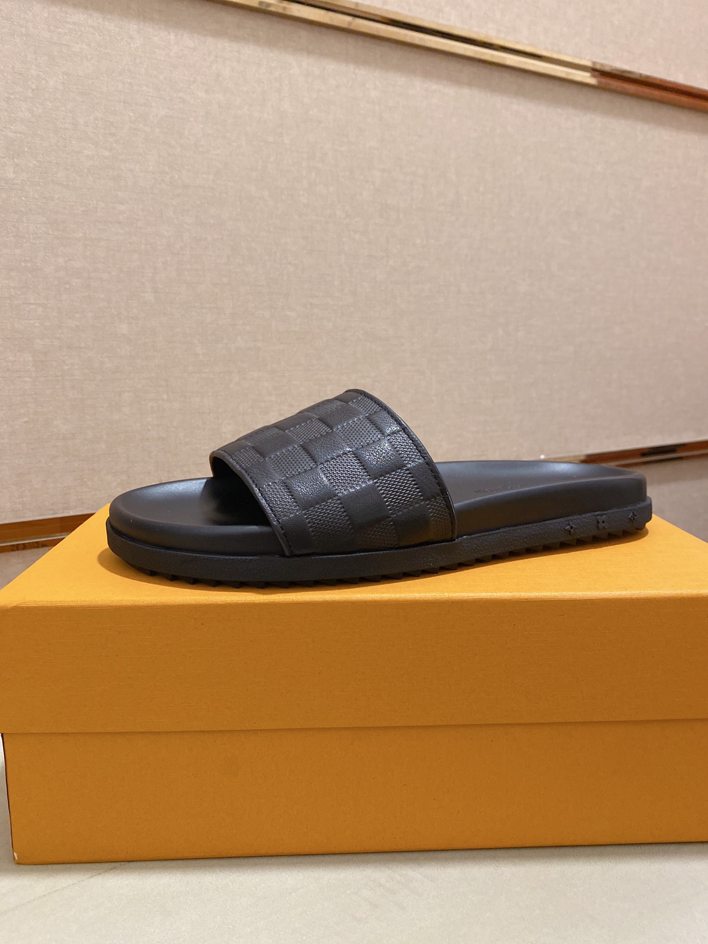 Louis Vuitton Slipper 6 - vstockx