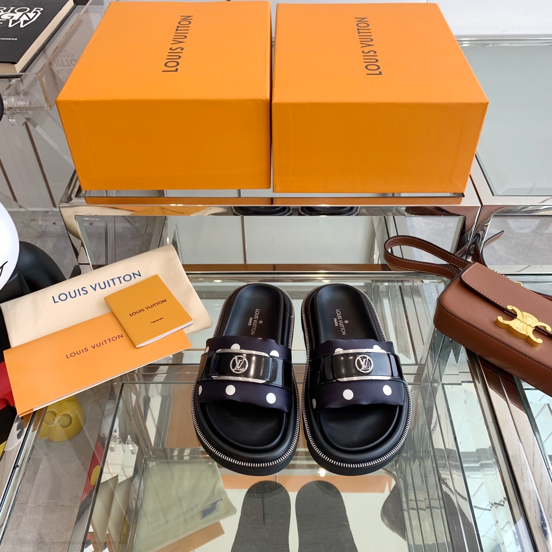 Louis Vuitton POOL PILLOW FLAT COMFORT MULES 4 - vstockx