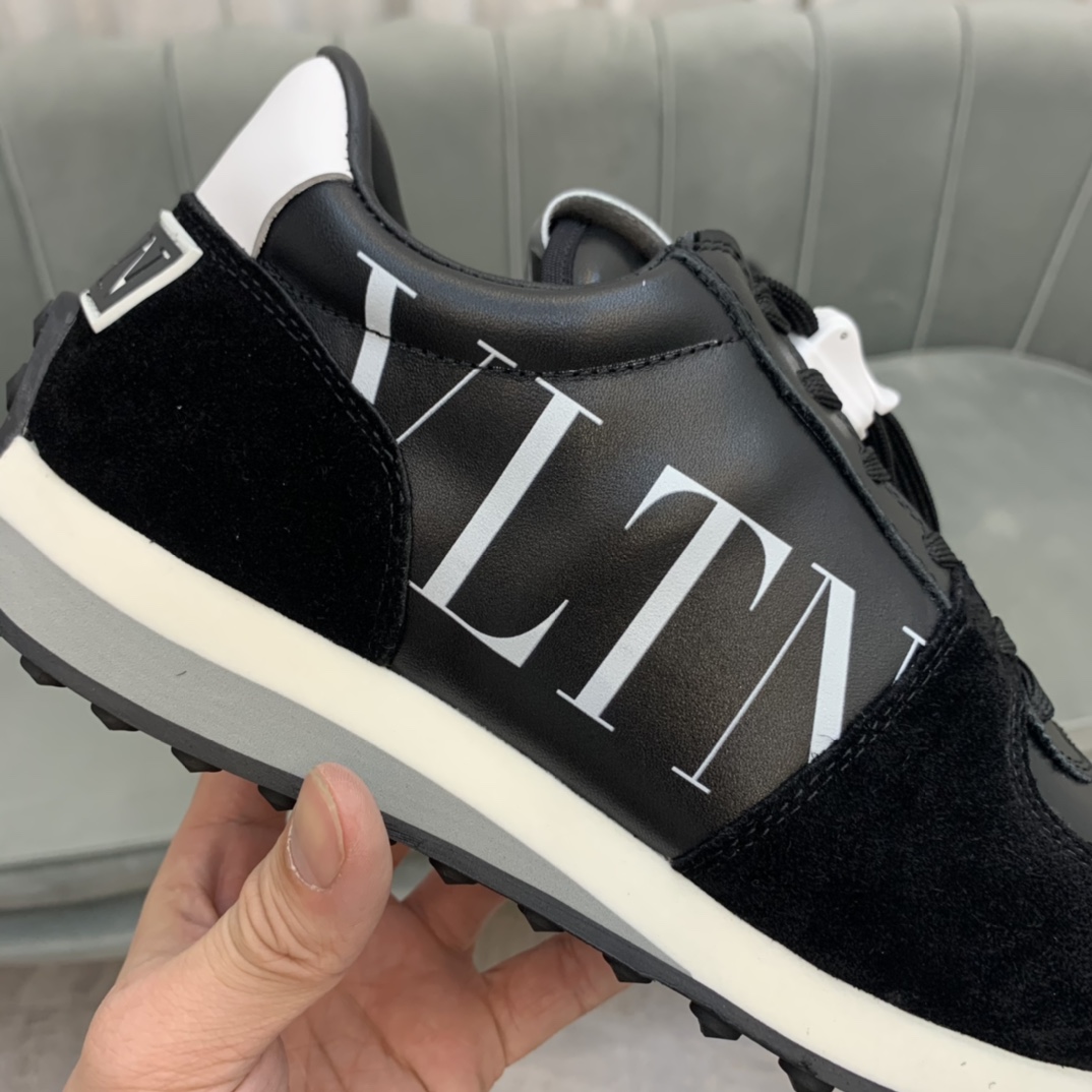 Valentino Garavani Low-top sneakers 1 - vstockx