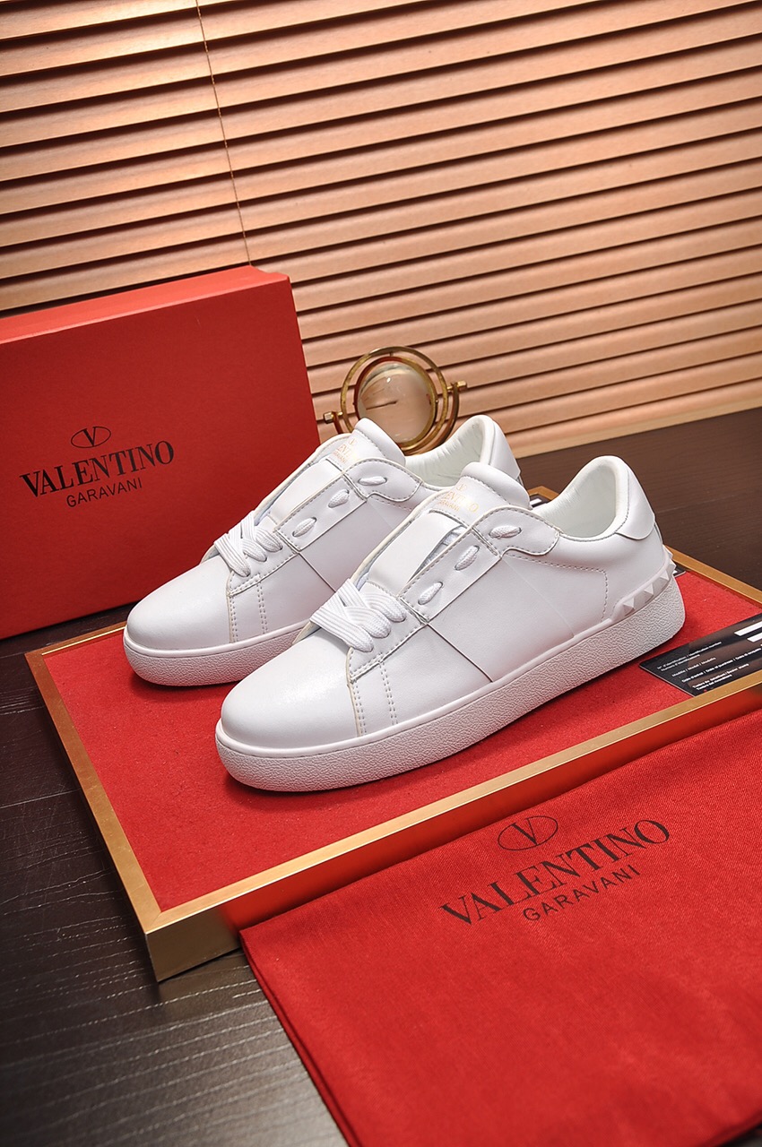 Valentino Garavani Rockstud Untitled calfskin sneaker 33 - vstockx
