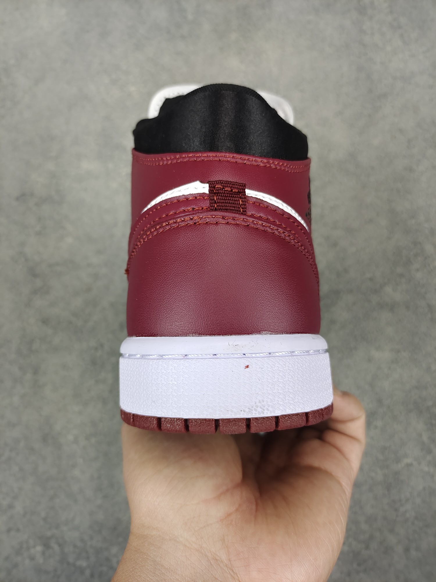 Jordan 1 Mid SE Black Dark Beetroot (W) - vstockx