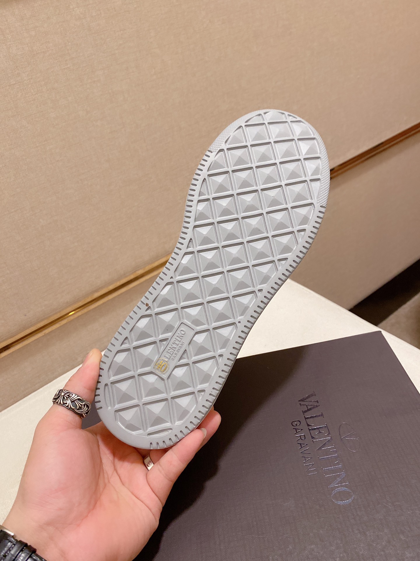 Valentino Garavani Low-top sneakers 9 - vstockx