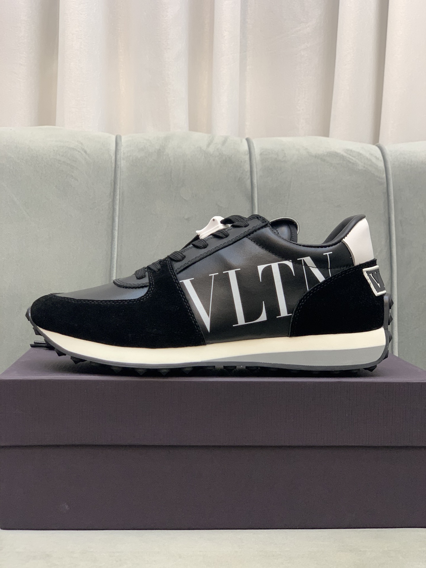 Valentino Garavani Low-top sneakers 1 - vstockx