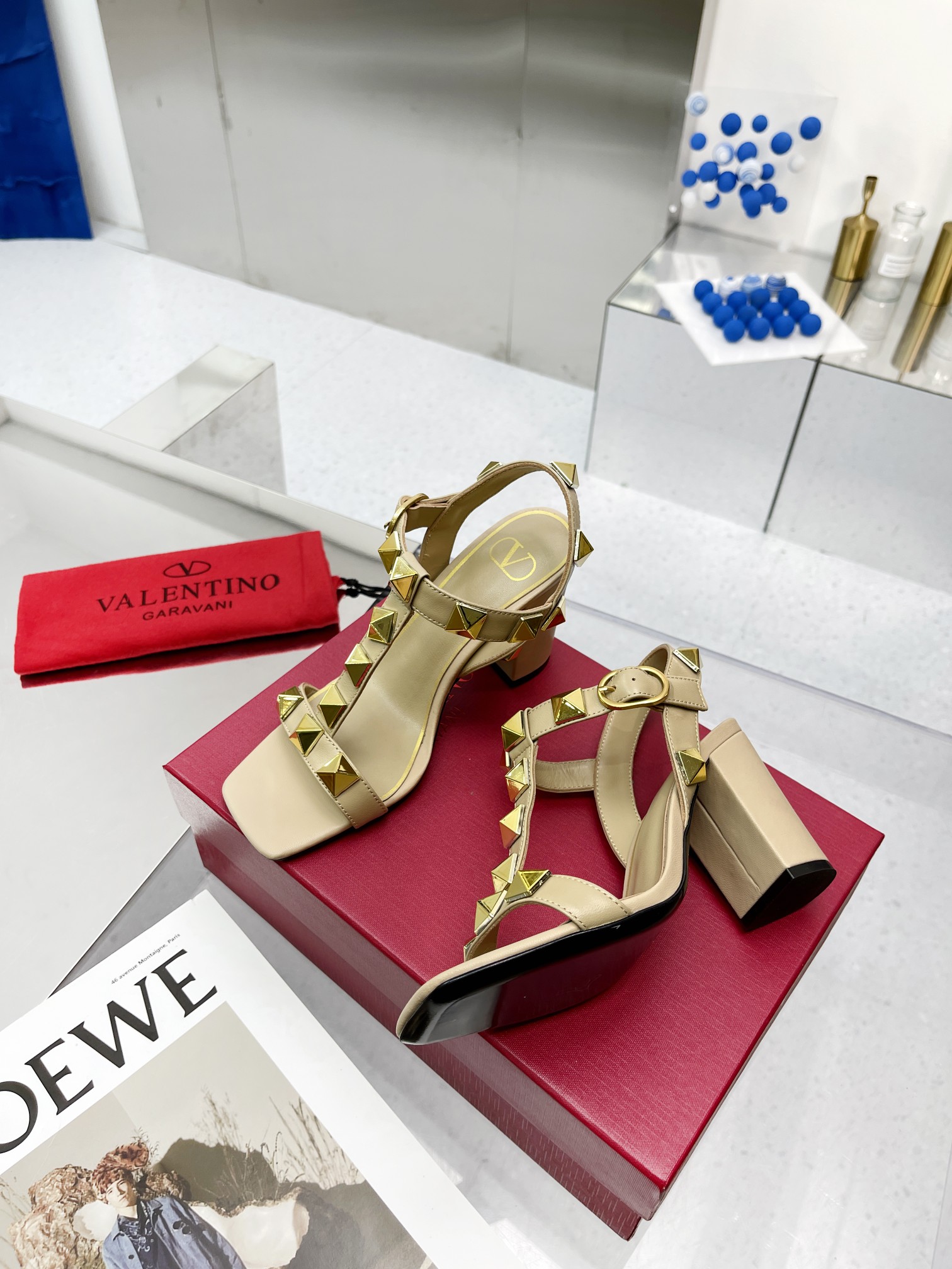 VALENTINO GARAVANI Roman Stud WOMEN 14 - vstockx