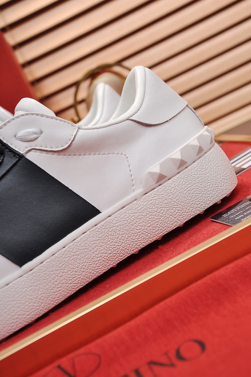 Valentino Garavani Rockstud Untitled calfskin sneaker 26 - vstockx