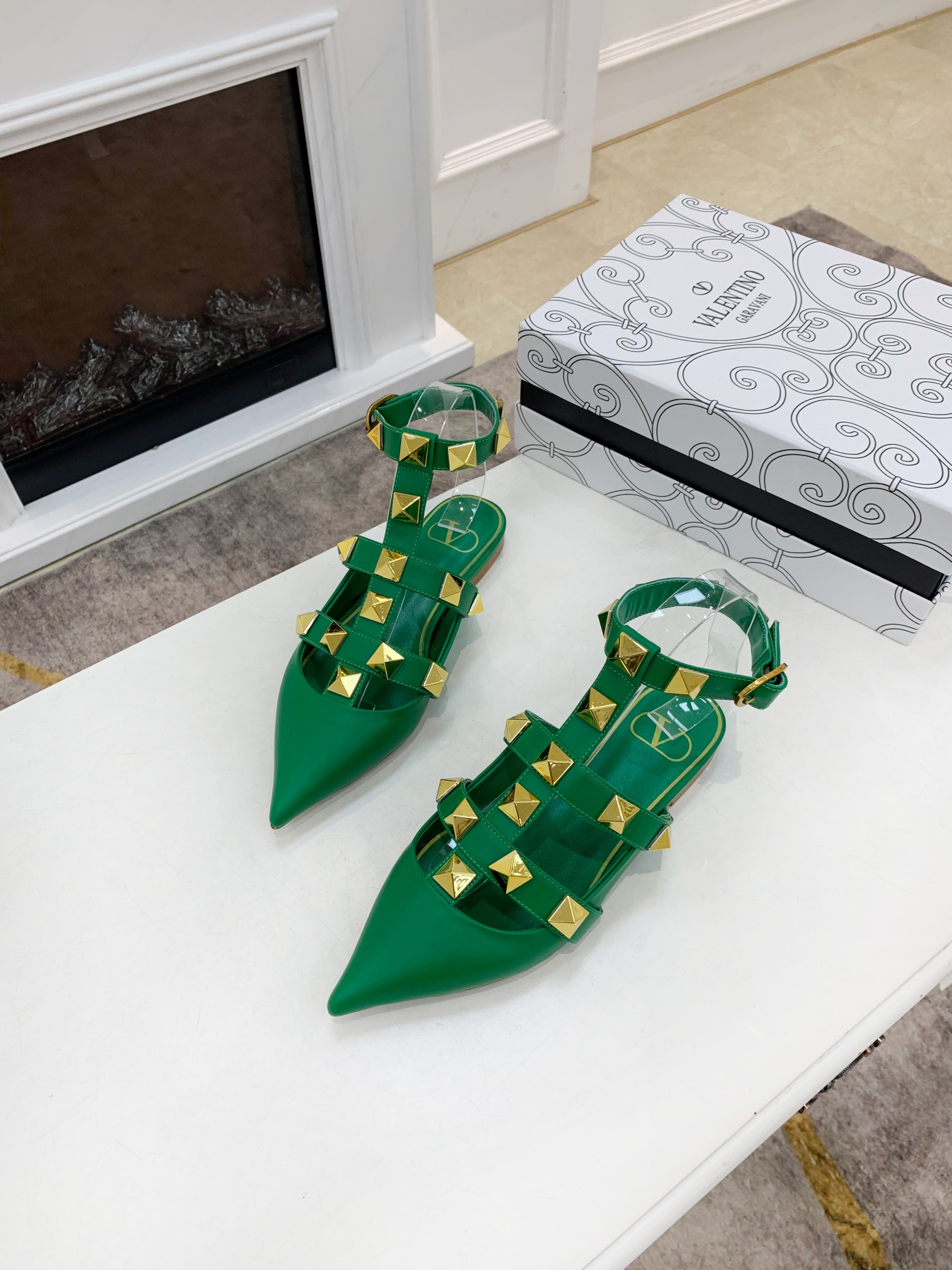 VALENTINO GARAVANI Roman Stud WOMEN 33 - vstockx