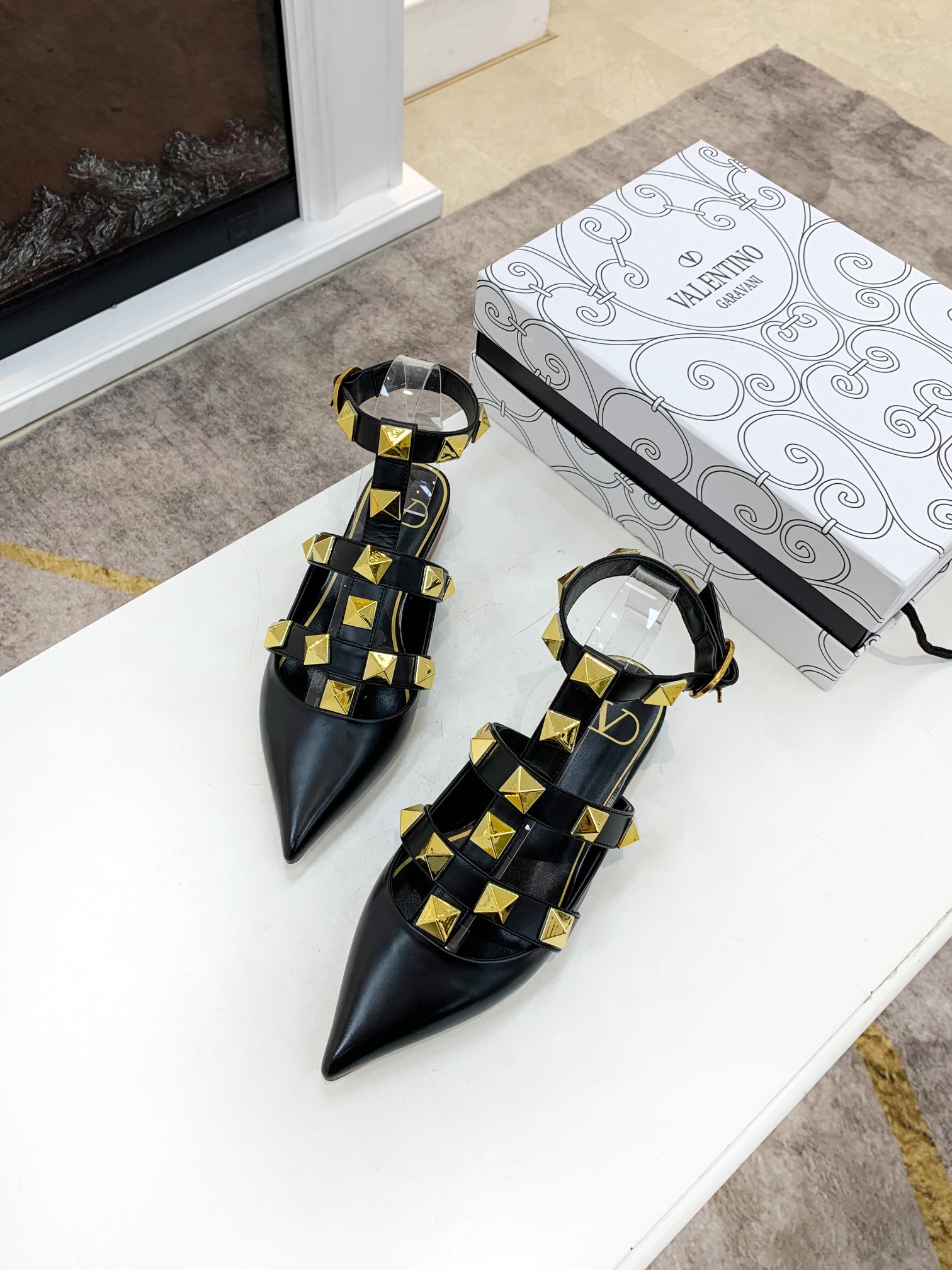 VALENTINO GARAVANI Roman Stud WOMEN 33 - vstockx