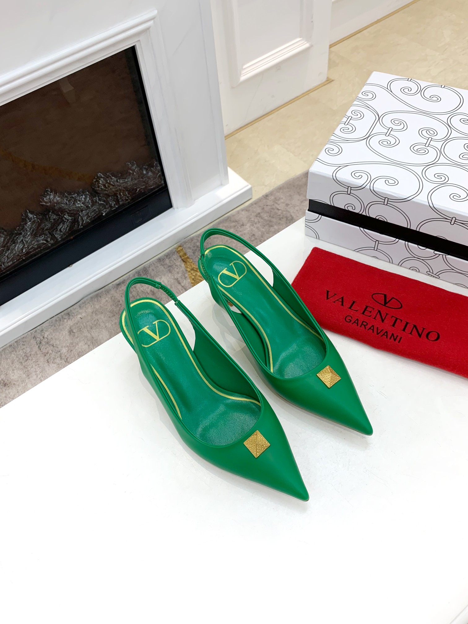 VALENTINO GARAVANI Rockstud WOMEN 37 - vstockx