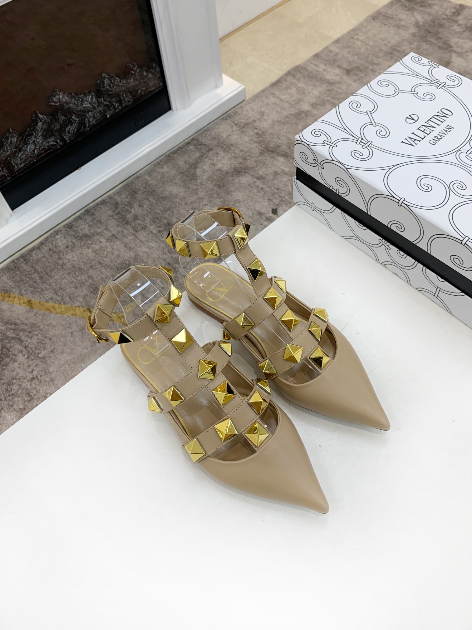 VALENTINO GARAVANI Roman Stud WOMEN 33 - vstockx