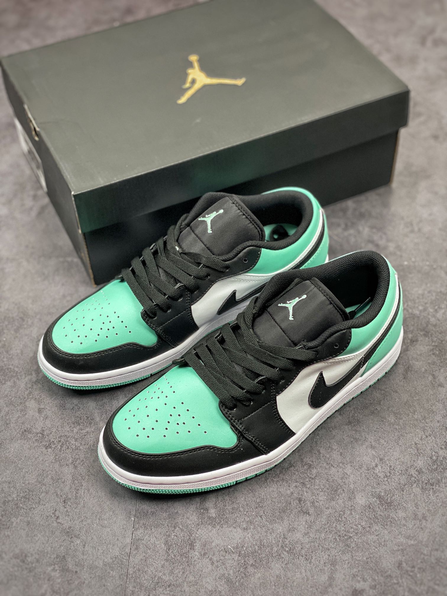 Jordan 1 Low Emerald Toe - vstockx