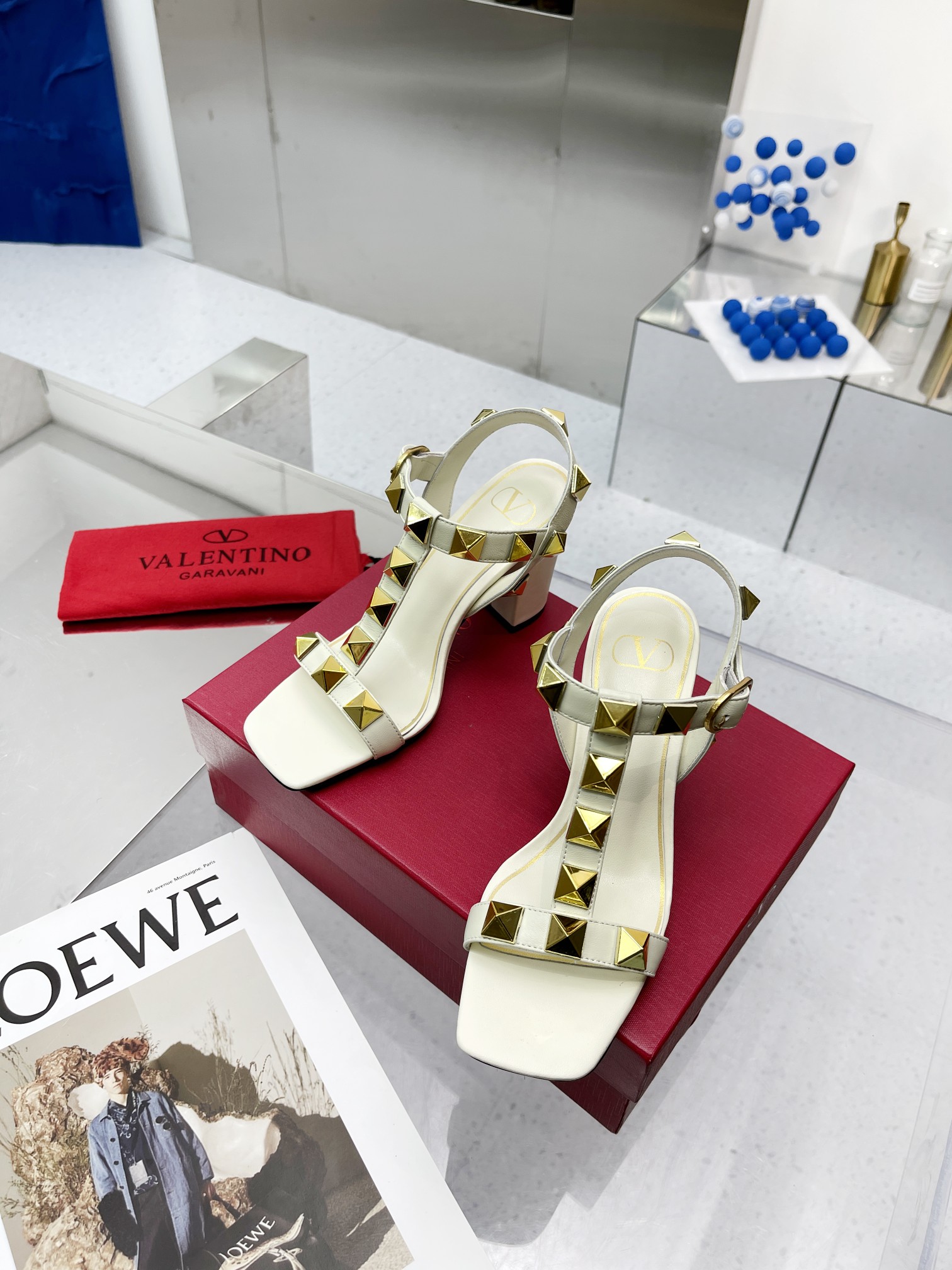 VALENTINO GARAVANI Roman Stud WOMEN 14 - vstockx