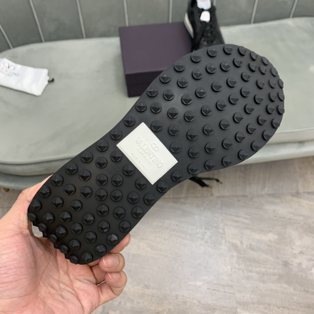 Valentino Garavani Low-top sneakers 4 - vstockx