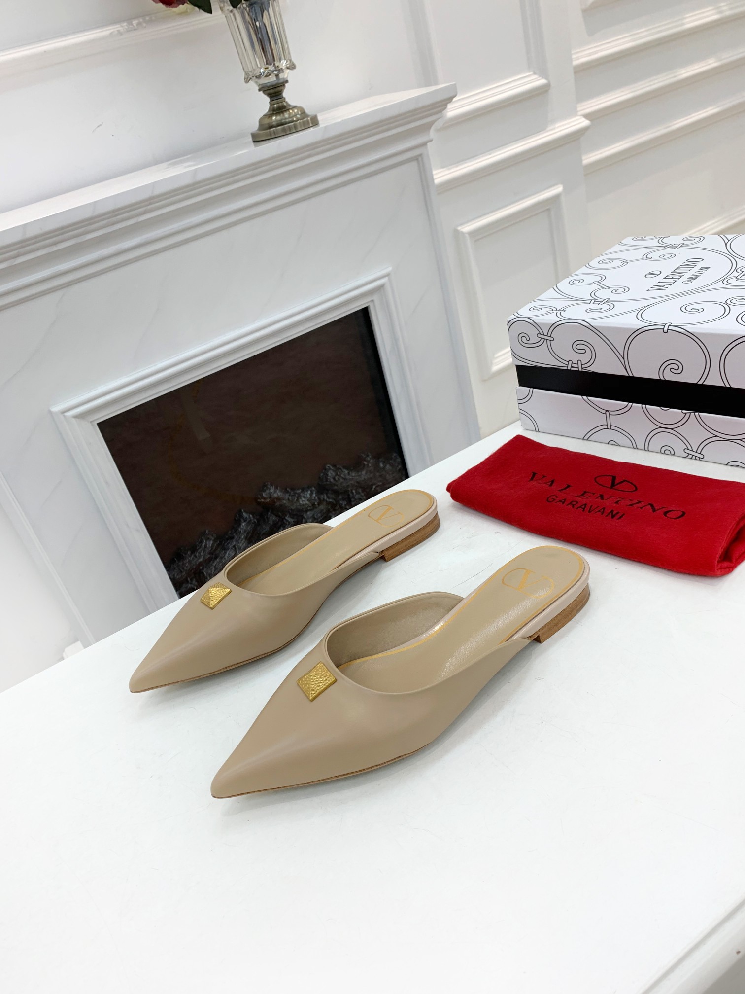 Valentino Garavani Flat sandals Women 17 - vstockx