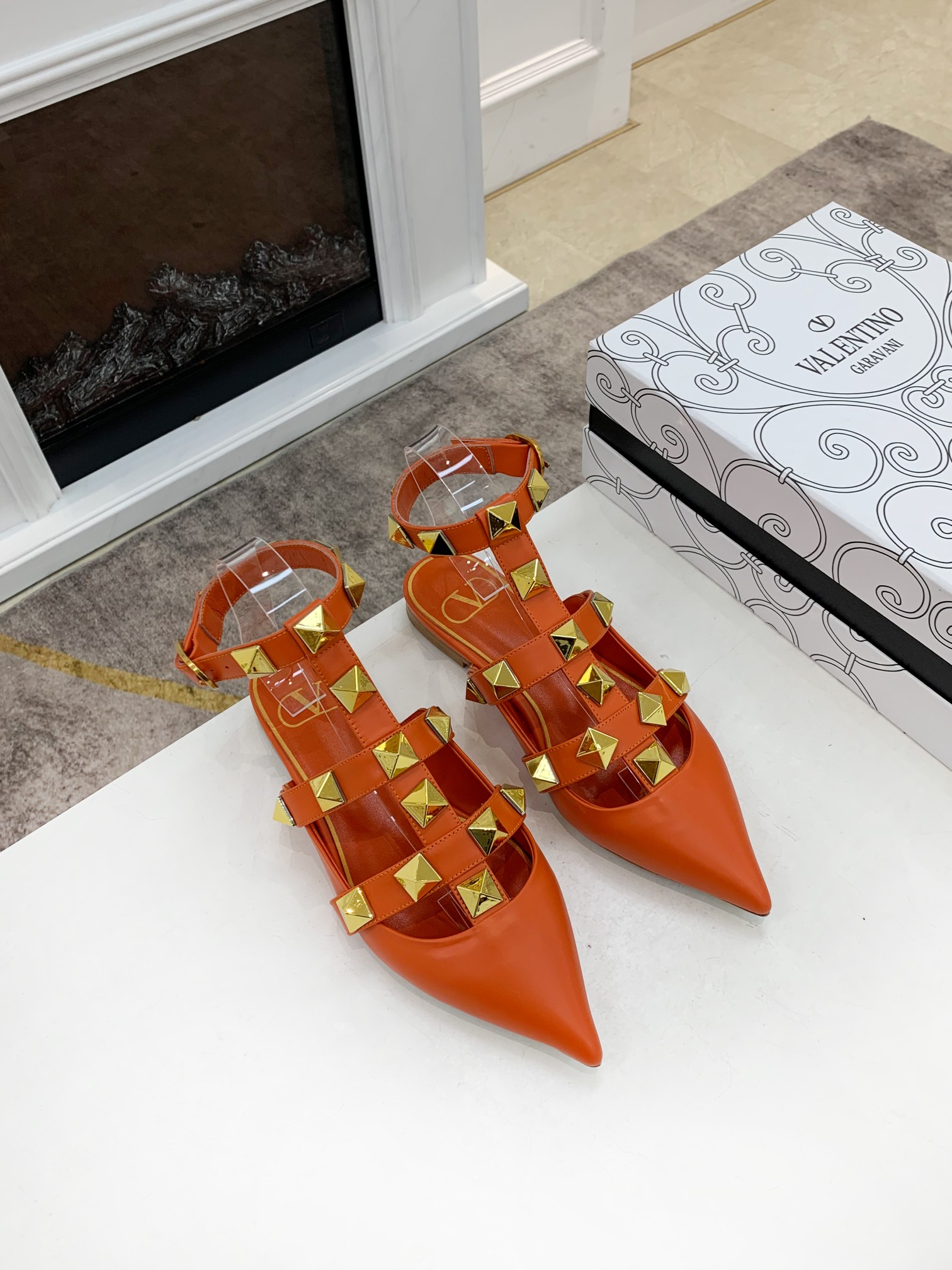 VALENTINO GARAVANI Roman Stud WOMEN 33 - vstockx