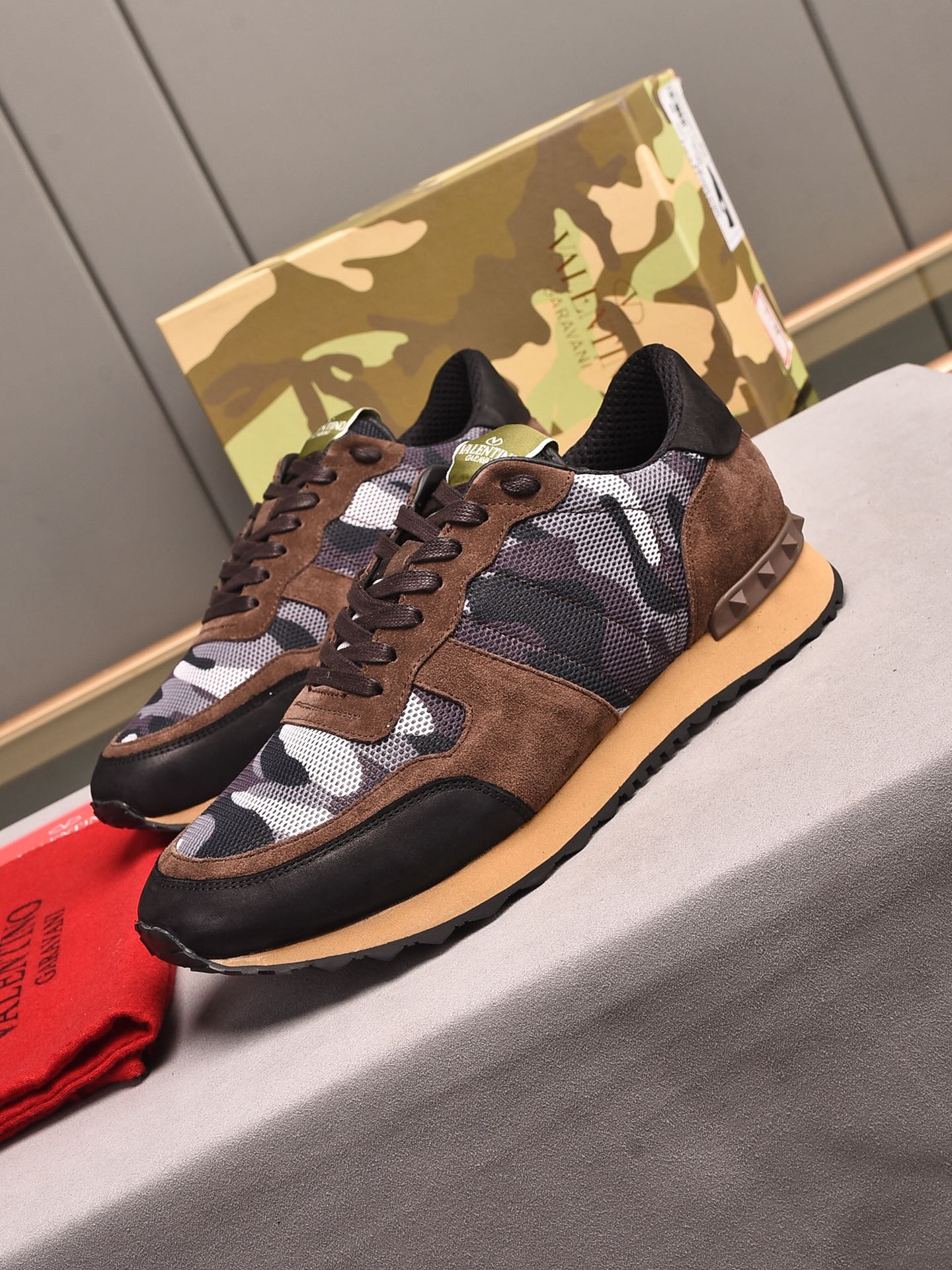 Valentino Garavani Rockrunner camouflage-print sneakers 8 - vstockx