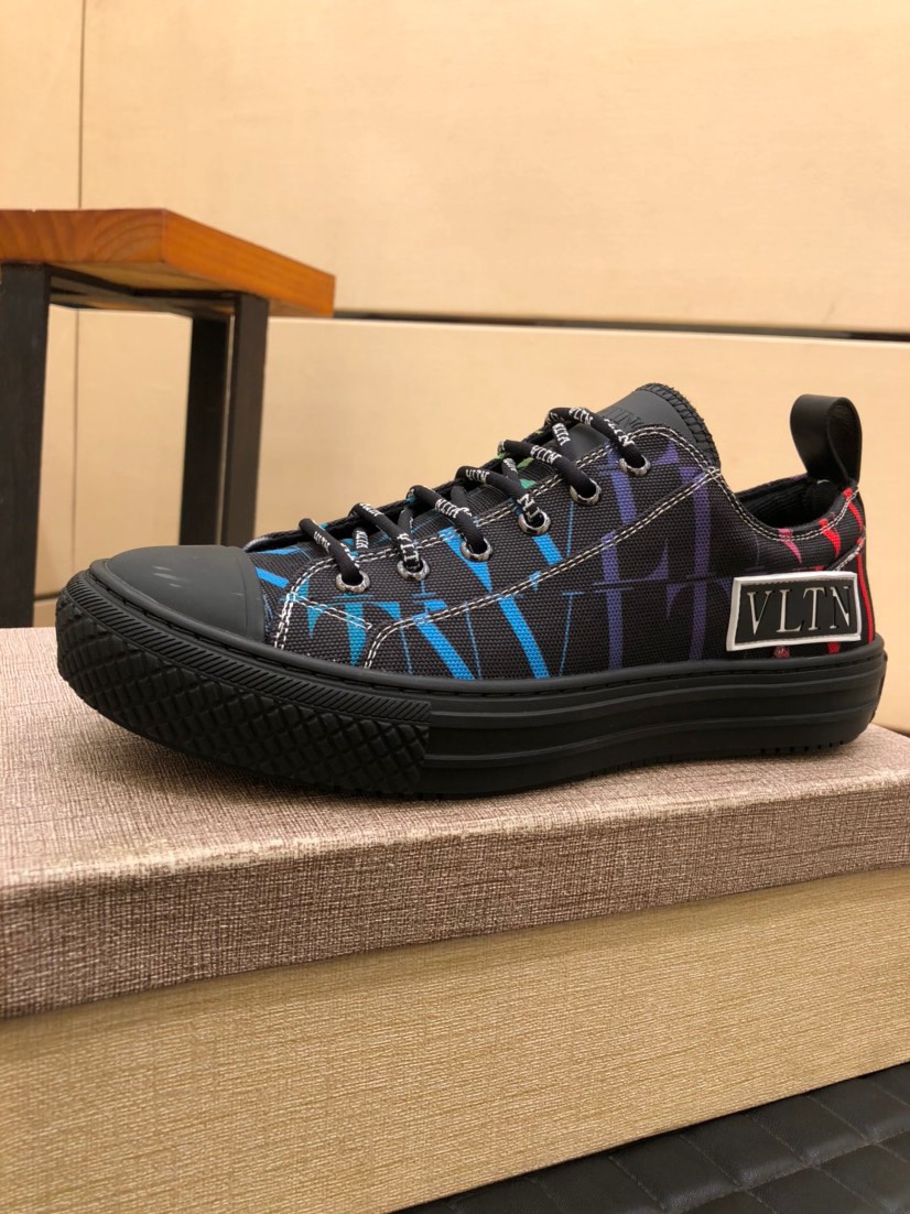 Valentino Garavani Giggies VLTN TIMES low-top sneakers 1 - vstockx