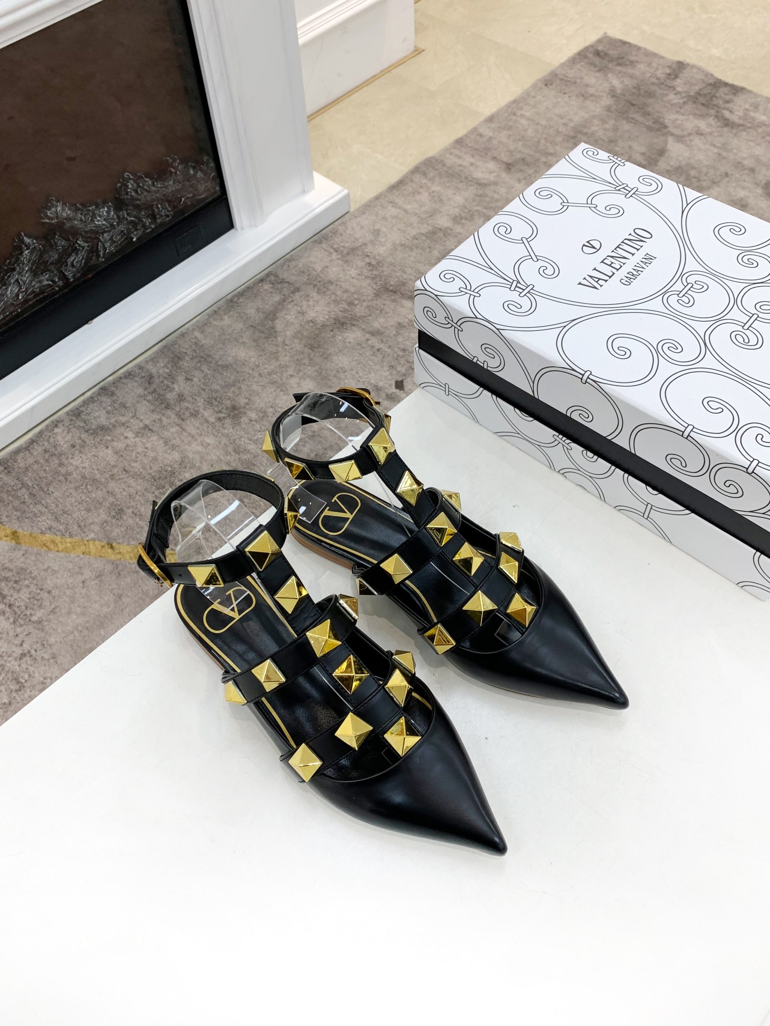 VALENTINO GARAVANI Roman Stud WOMEN 33 - vstockx