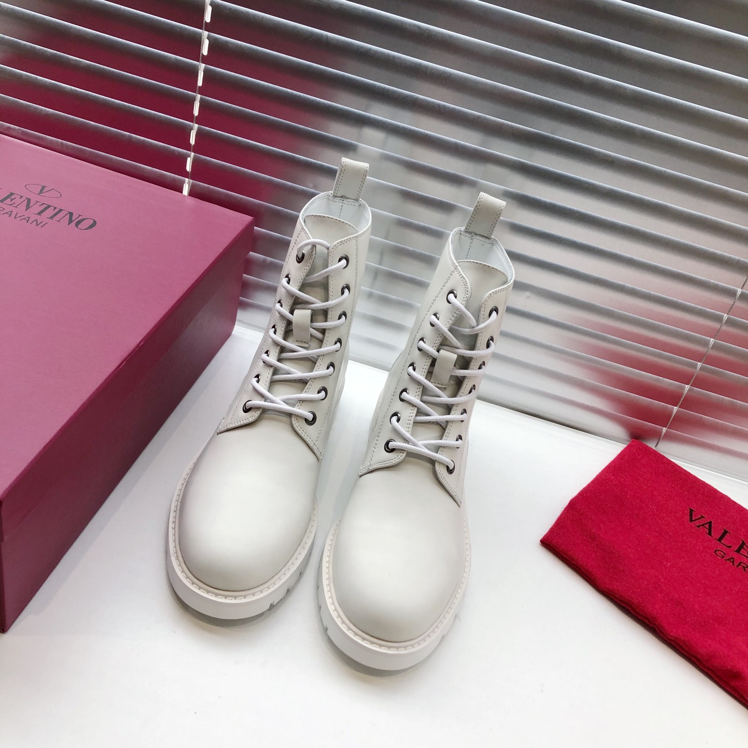 VALENTINO GARAVANI Roman Stud BOOT WOMEN 28 - vstockx