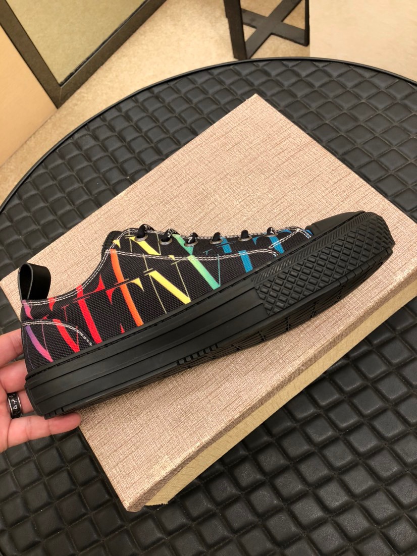 Valentino Garavani Giggies VLTN TIMES low-top sneakers 1 - vstockx