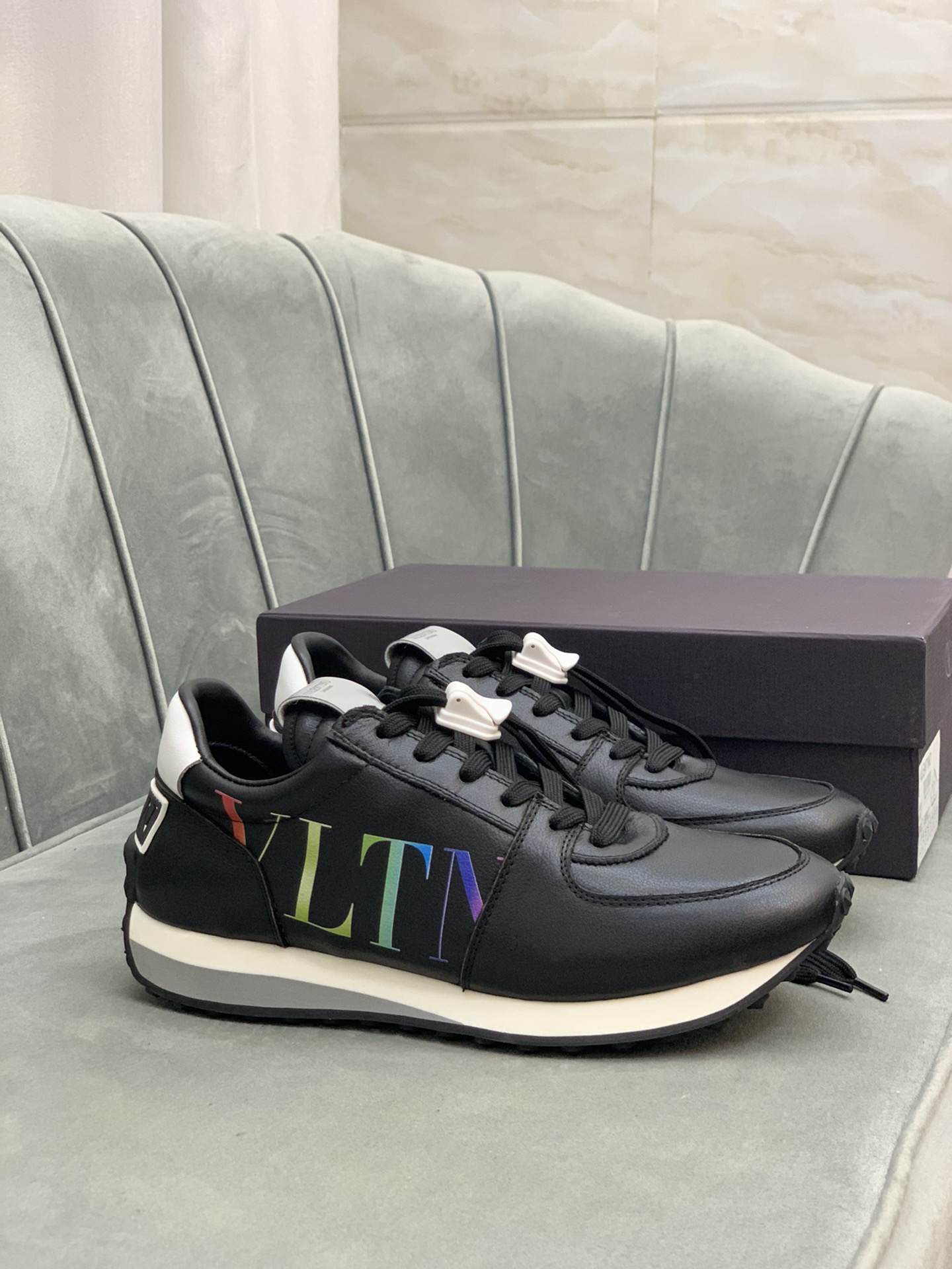 Valentino Garavani Low-top sneakers 4 - vstockx