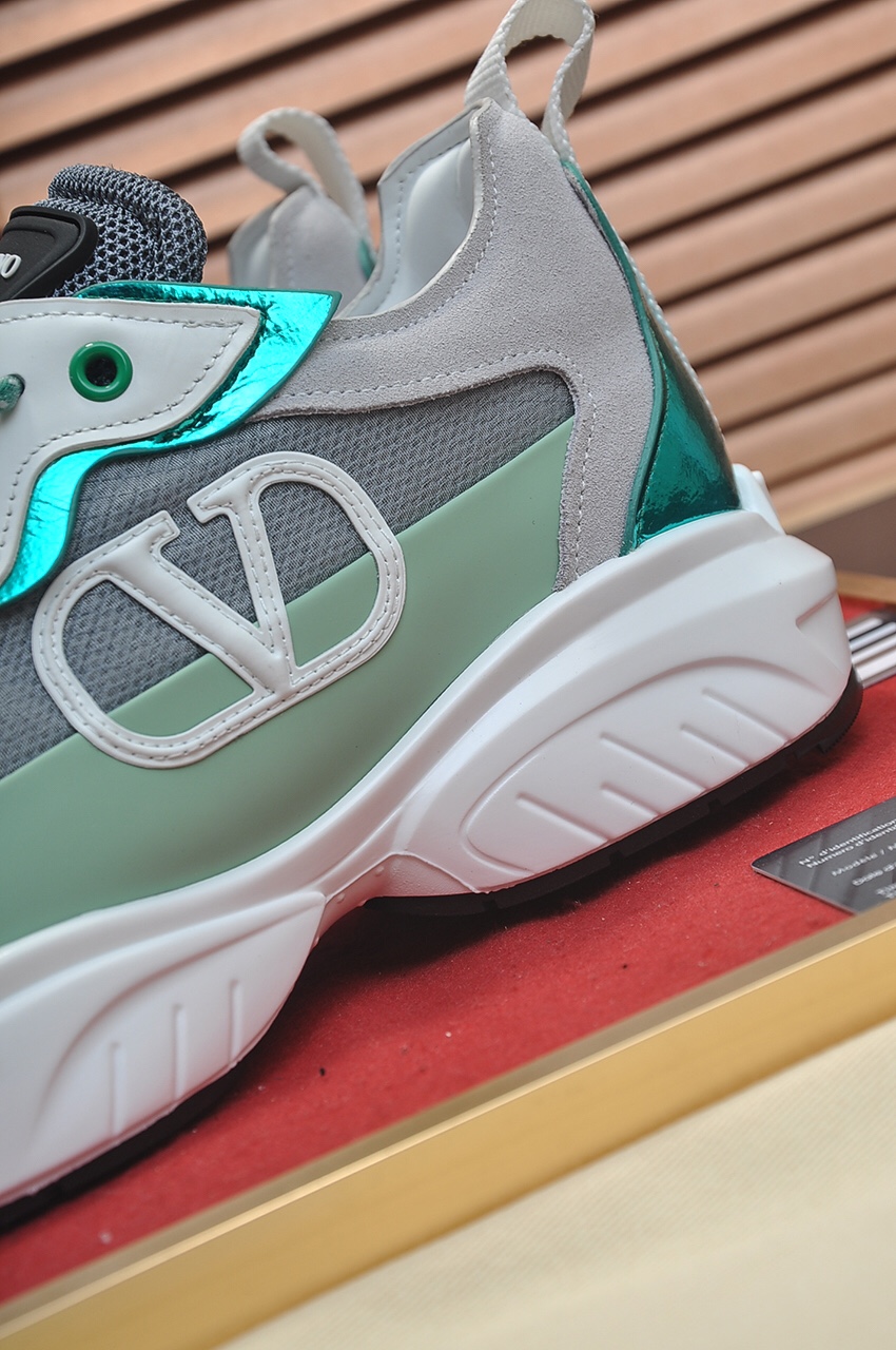 Valentino Garavani Low-top sneakers 18 - vstockx