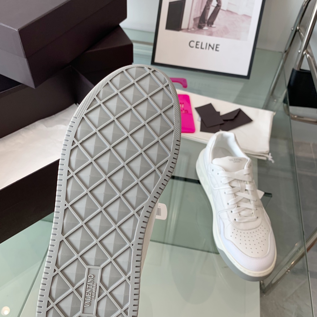 VALENTINO GARAVANI ONE STUD SNEAKER 5 - vstockx