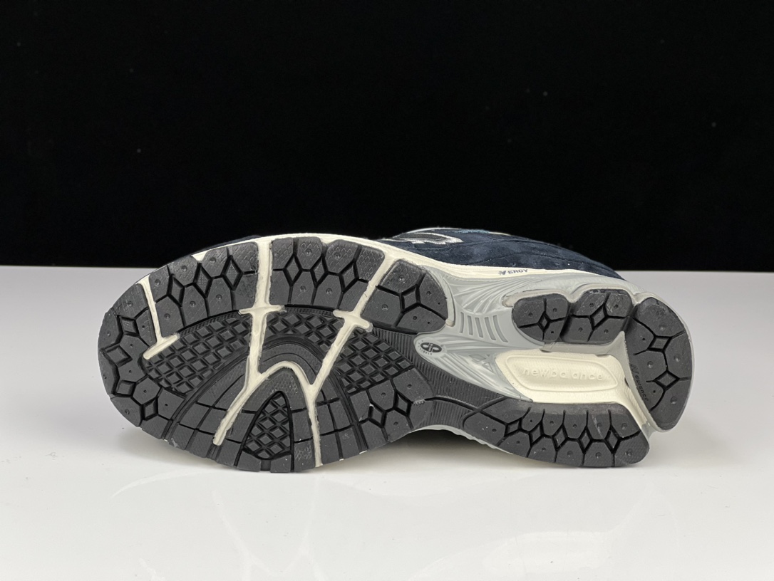 New Balance 2002R Dark Navy - vstockx