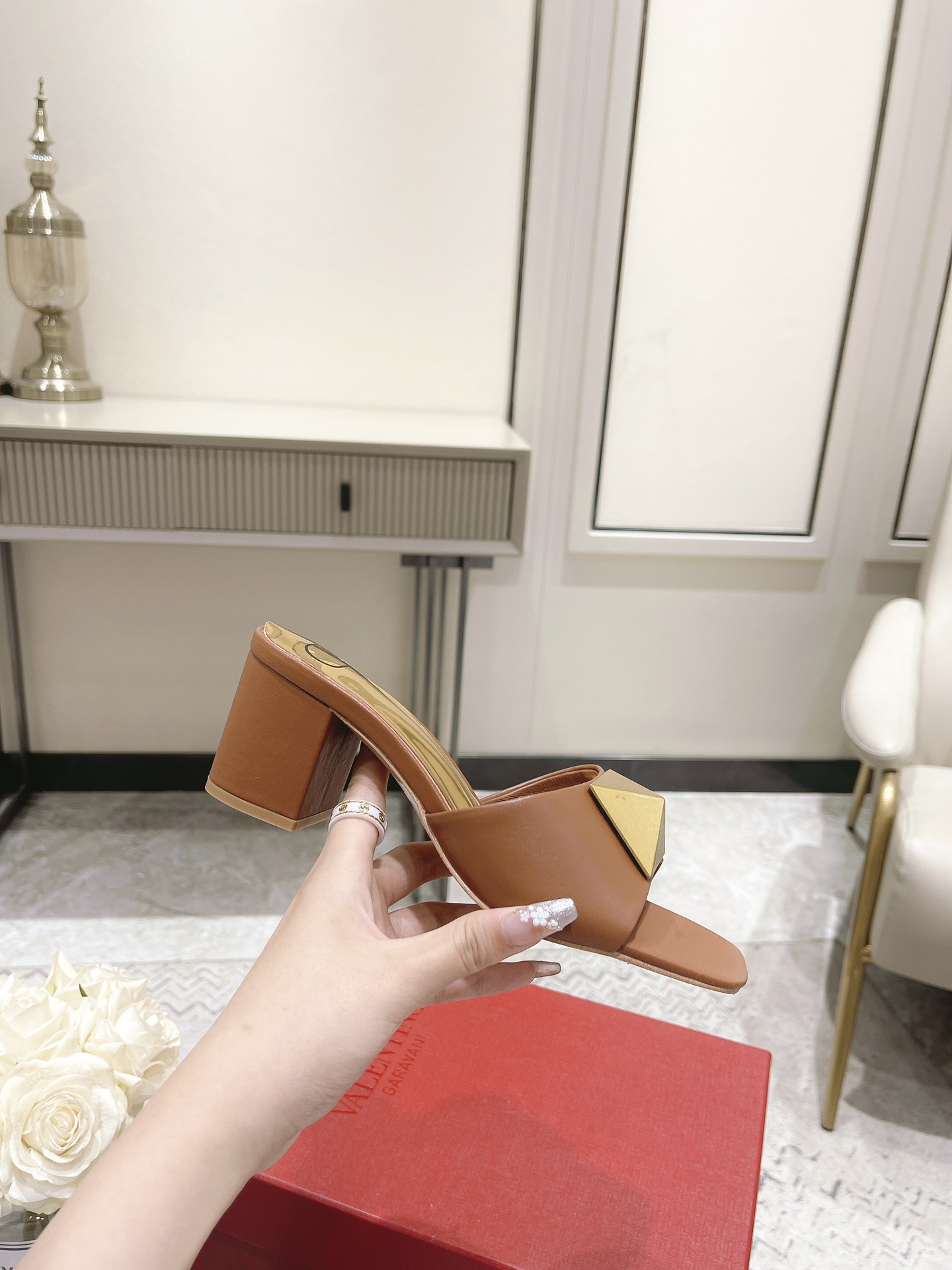 VALENTINO GARAVANI Roman Stud WOMEN 6 - vstockx
