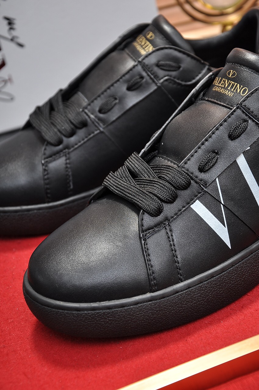 Valentino Garavani Rockstud Untitled calfskin sneaker 21 - vstockx