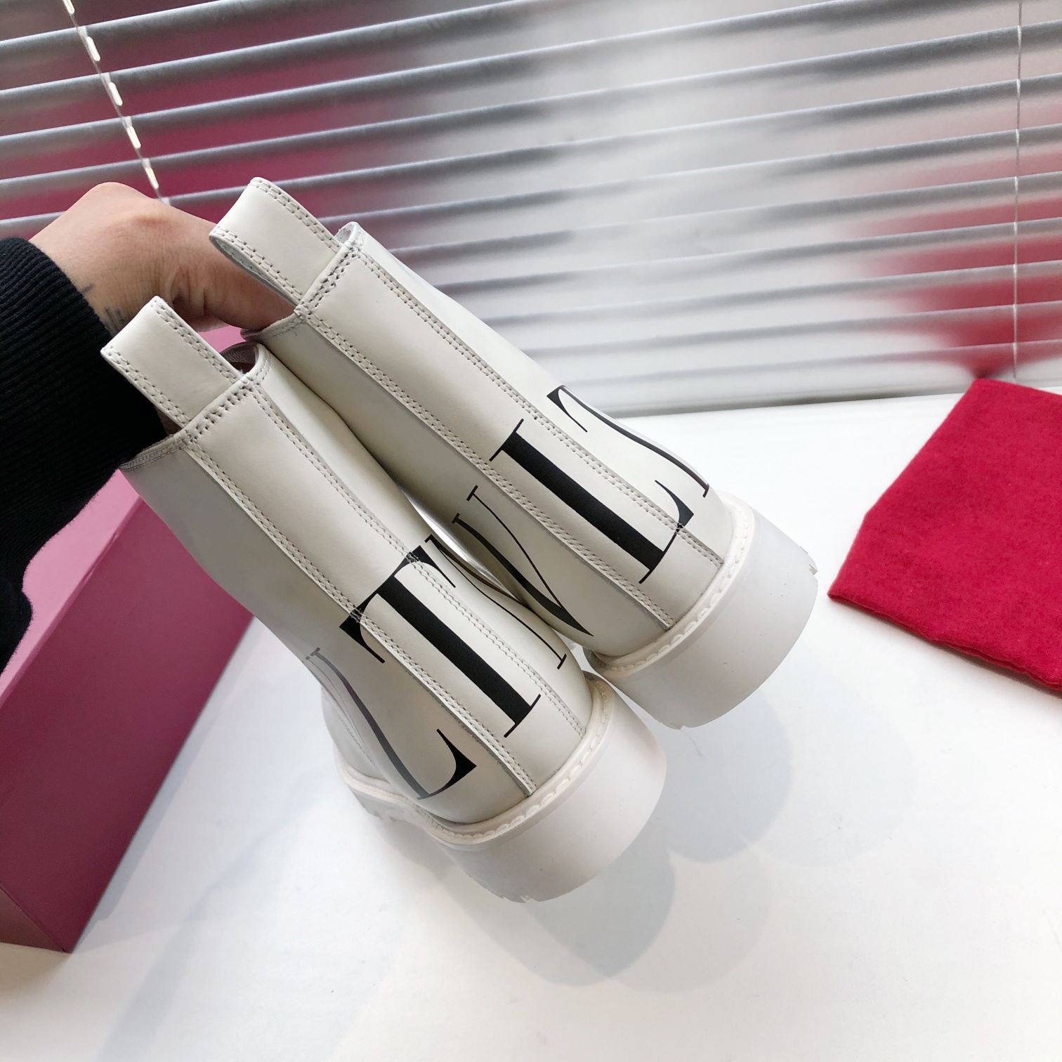 VALENTINO GARAVANI Roman Stud BOOT WOMEN 28 - vstockx