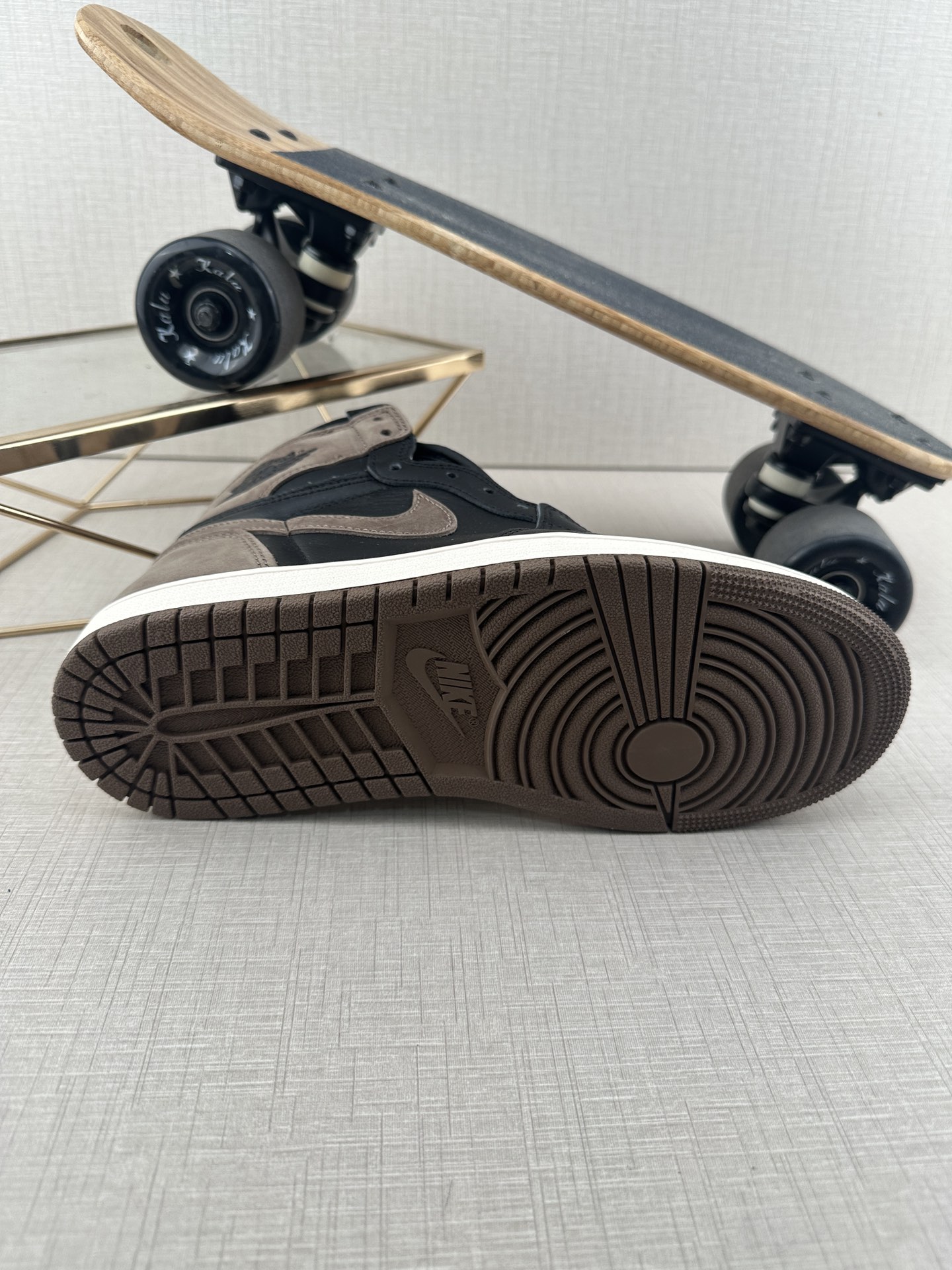 Jordan 1 Retro High OG Palomino - vstockx