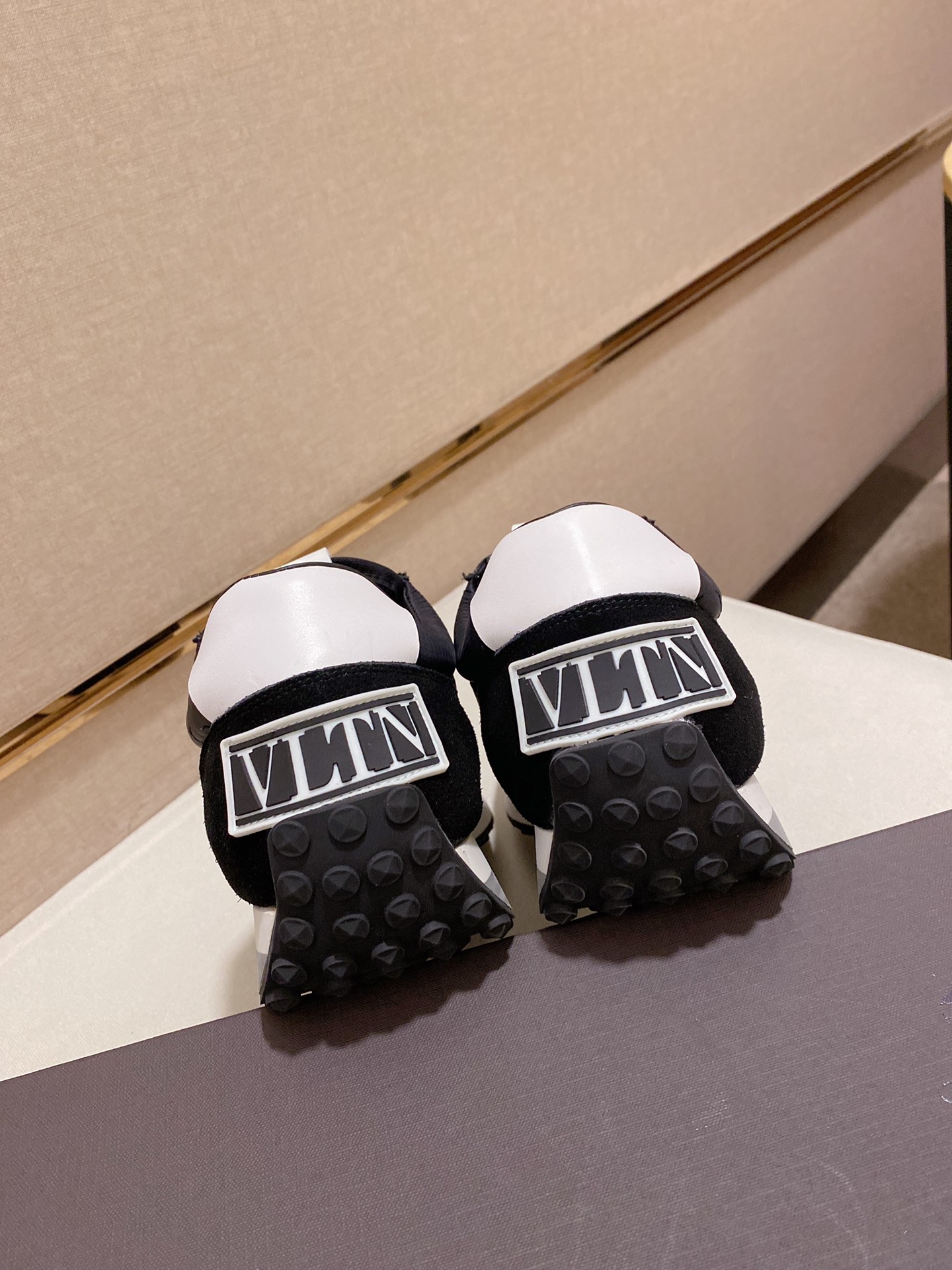 Valentino Garavani Low-top sneakers 10 - vstockx