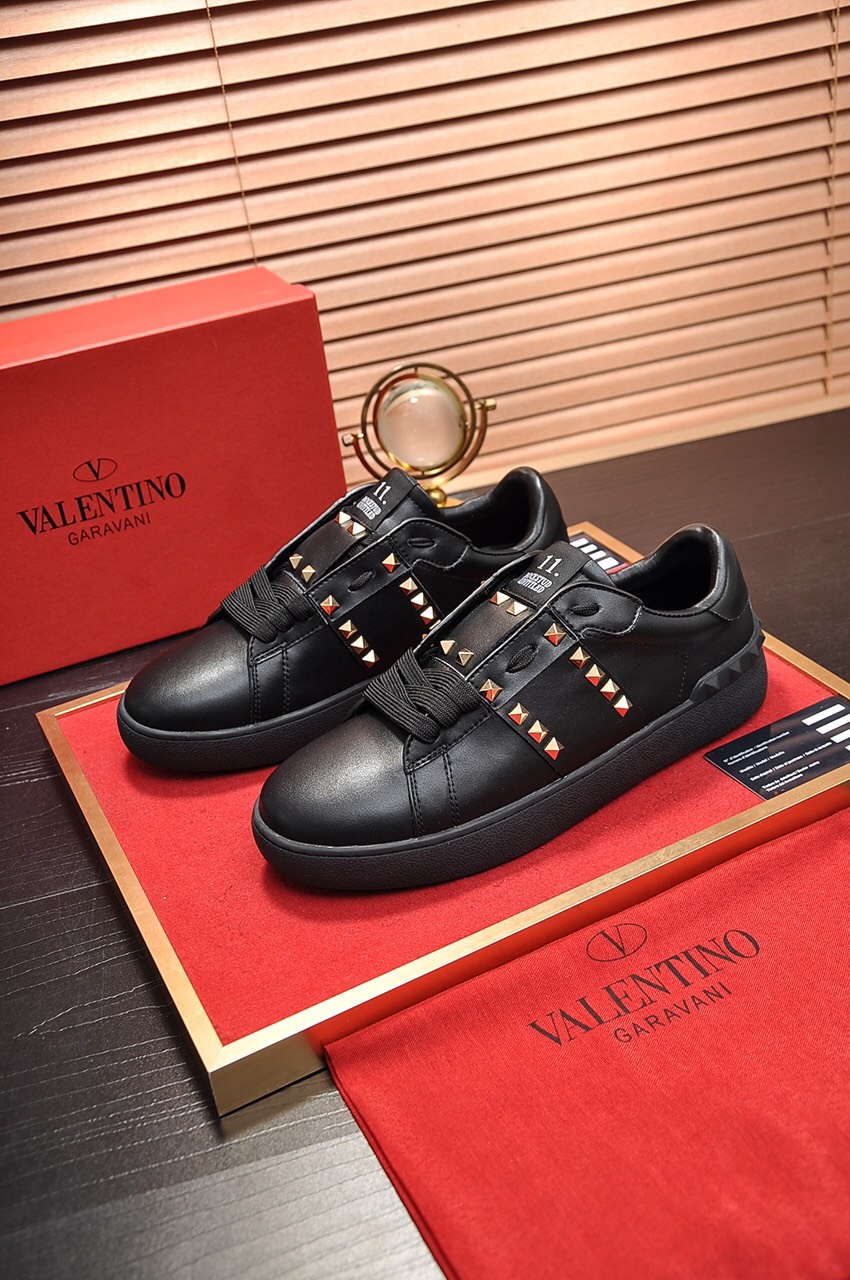 Valentino Garavani Rockstud Untitled calfskin sneaker 13 - vstockx