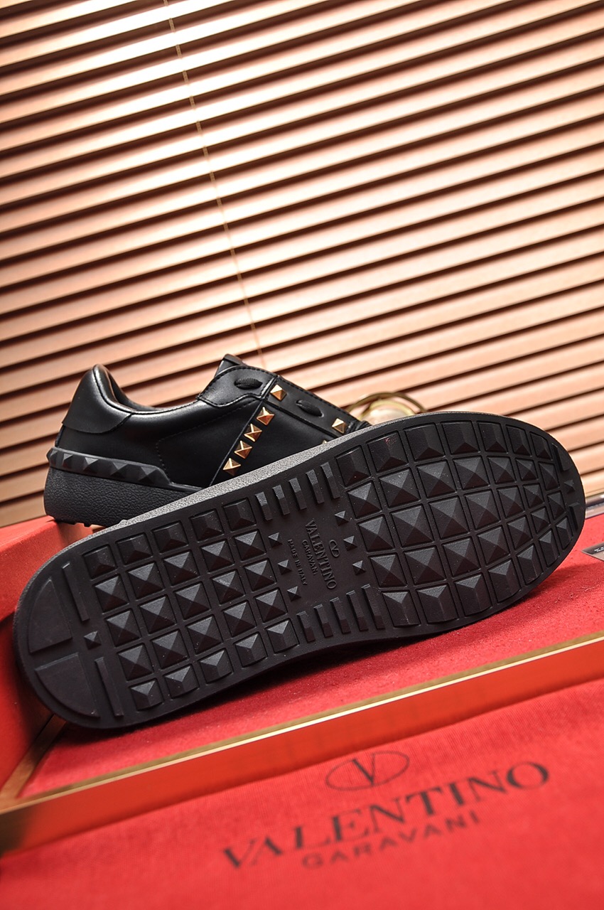 Valentino Garavani Rockstud Untitled calfskin sneaker 13 - vstockx