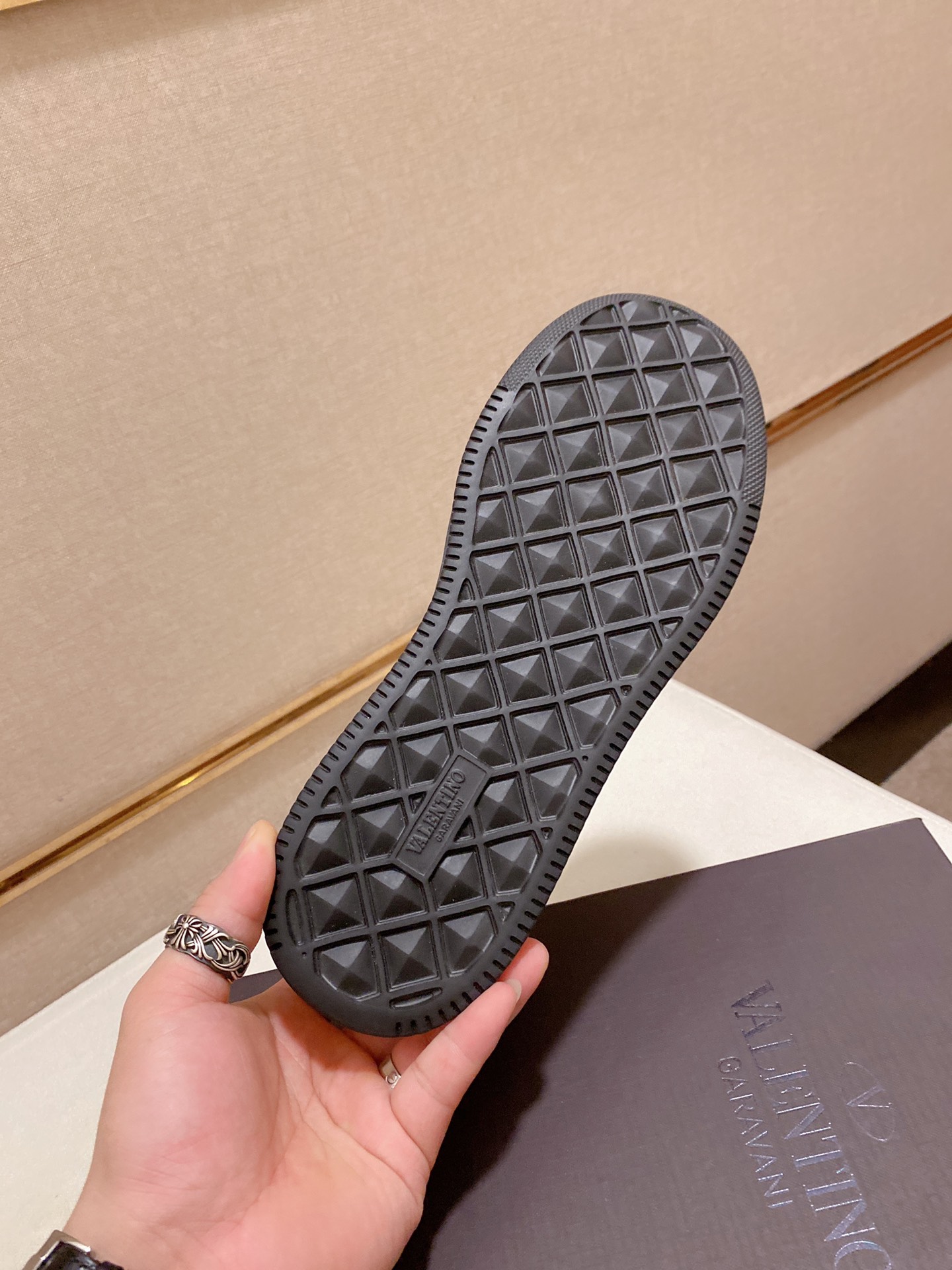 Valentino Garavani Low-top sneakers 8 - vstockx