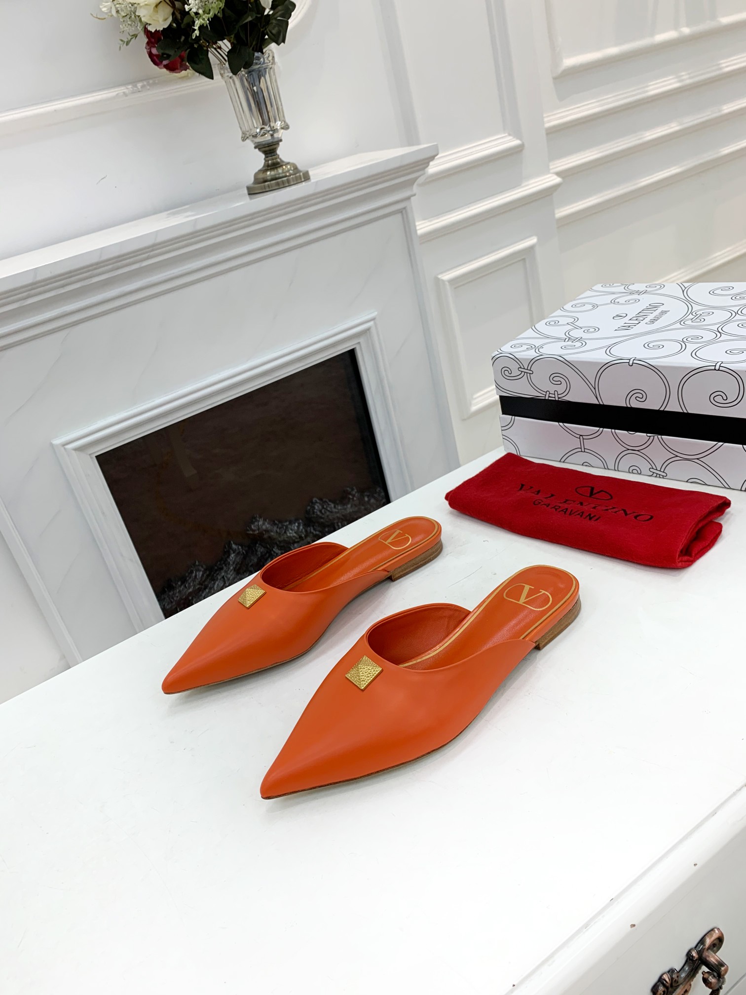 Valentino Garavani Flat sandals Women 18 - vstockx