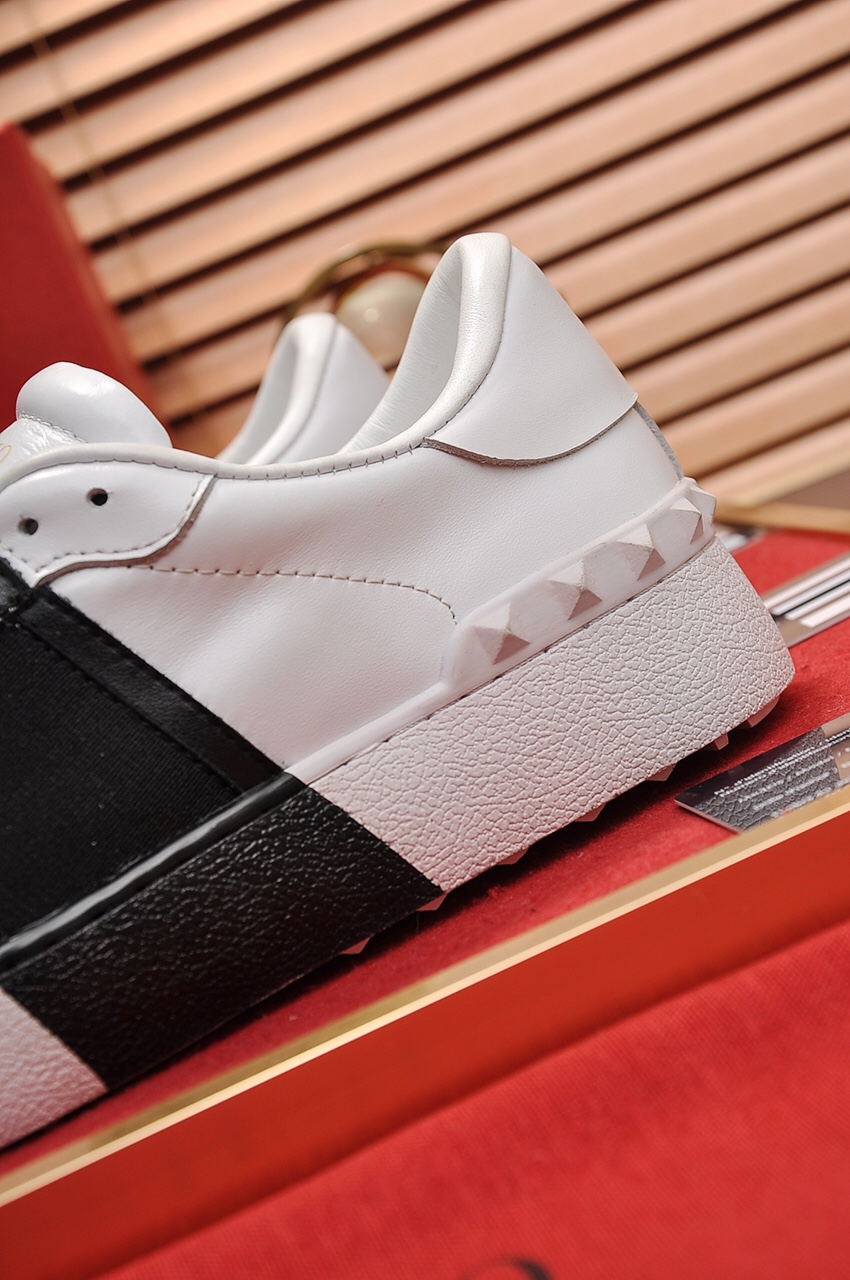 Valentino Garavani Rockstud Untitled calfskin sneaker 19 - vstockx