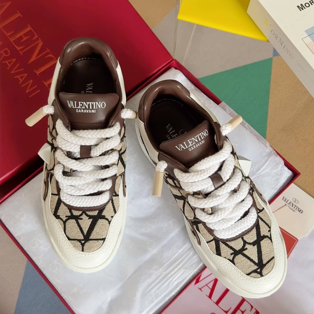 Valentino Garavani Low-Top One Stud XL sneakers - vstockx