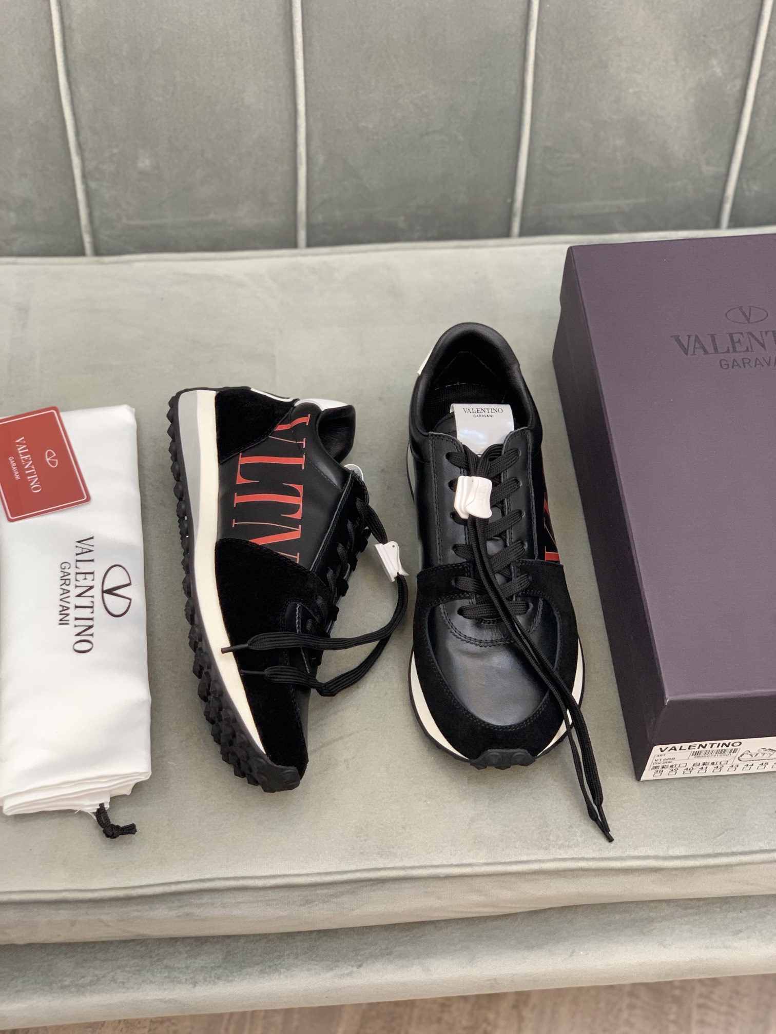 Valentino Garavani Low-top sneakers 6 - vstockx
