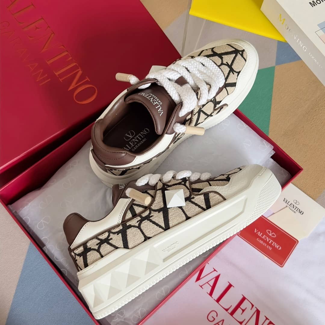 Valentino Garavani Low-Top One Stud XL sneakers - vstockx